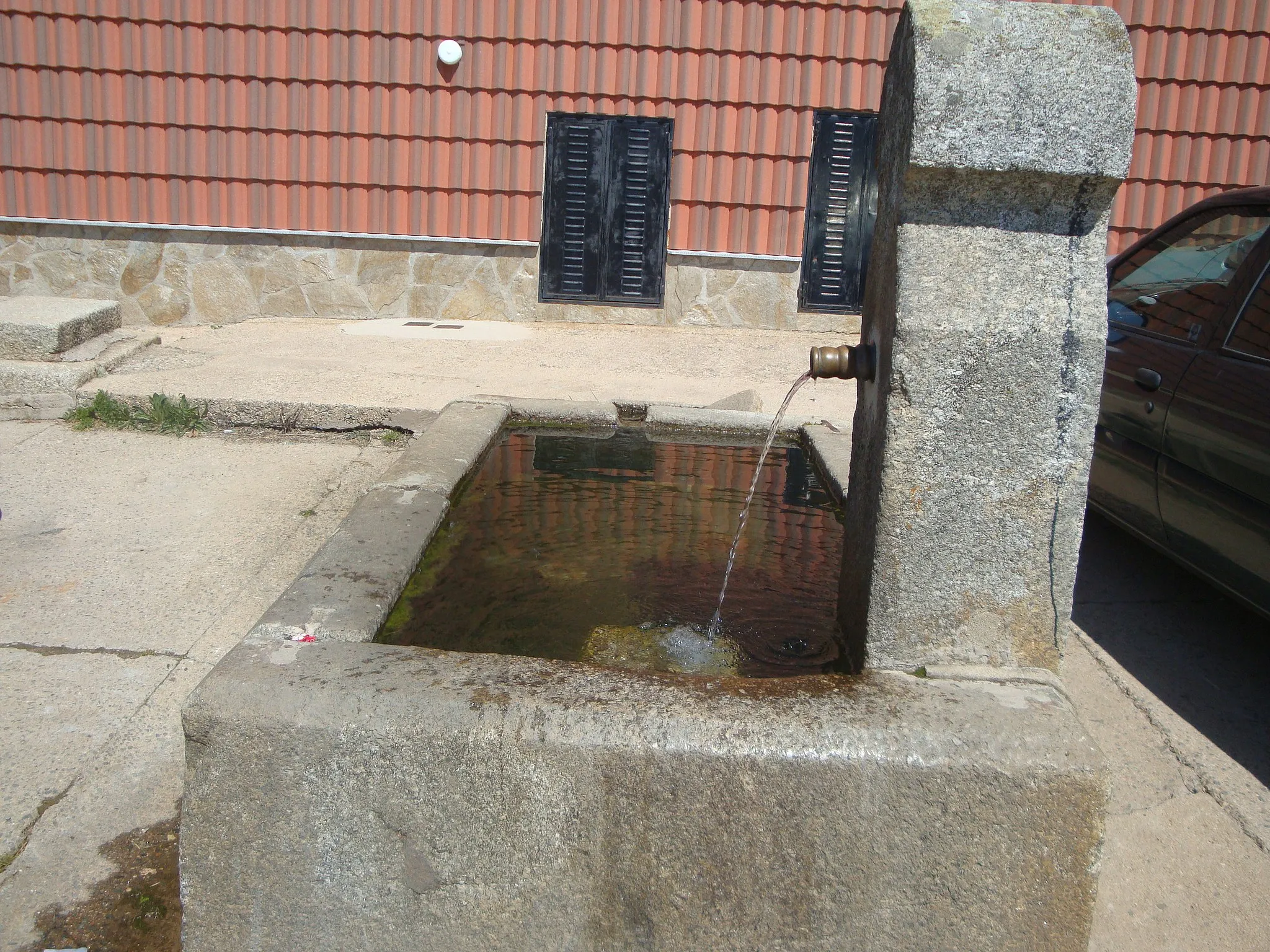 Photo showing: Fuente con bebedero para vacas y caballerías conocido como "Pilón". Puerto Castilla (Ávila)