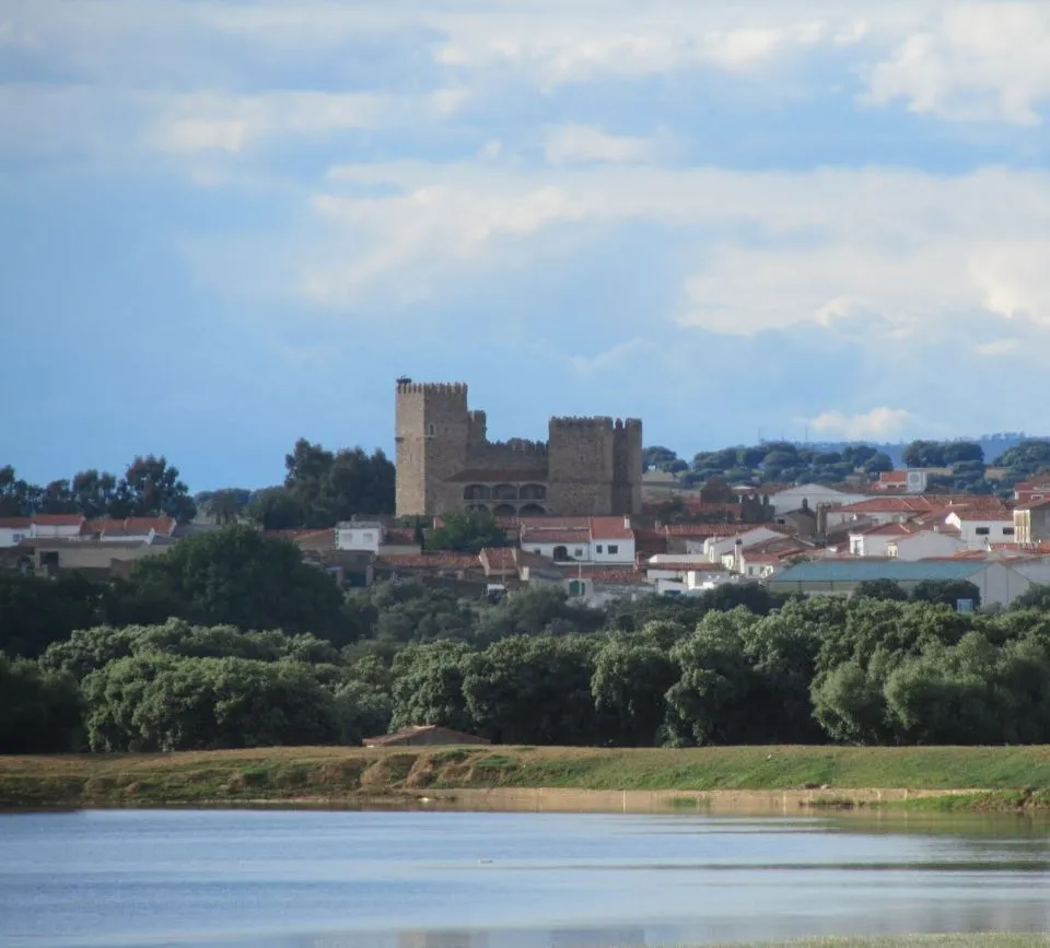 Photo showing: El castillo de Monroy es una fortificación que se encuentra situada dentro del municipio de Monroy en la provincia de Cáceres (Extremadura) entre las poblaciones de Trujillo y Plasencia y prácticamente equidistante de ambas.