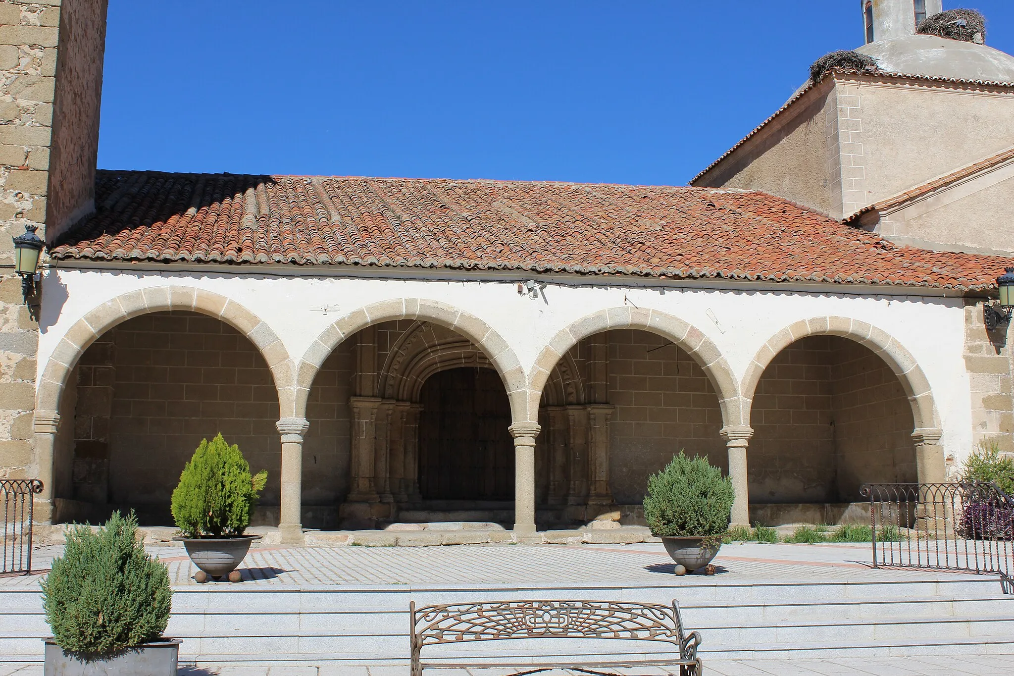 Photo showing: Pórtico de iglesia parroquial
