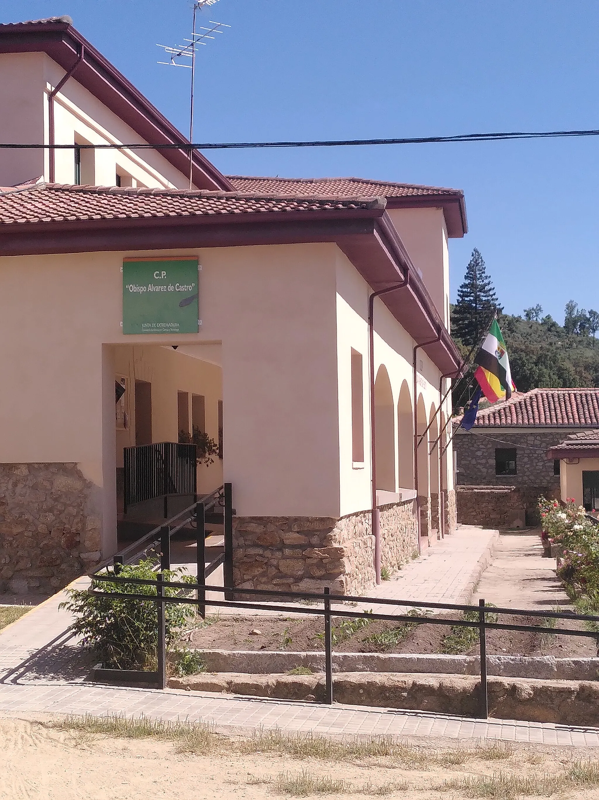 Photo showing: Escola del muncipi de Hoyos de la comarca Sierra de Gata de la província de Càceres