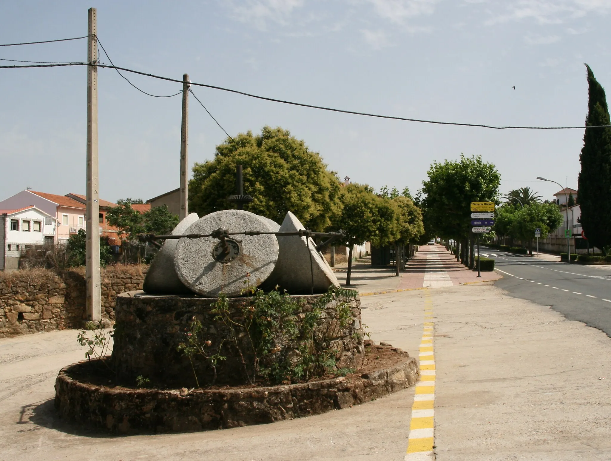 Photo showing: Perales del Puerto: maalstenen uit voormalige oliemolen als monument langs de weg EX-109