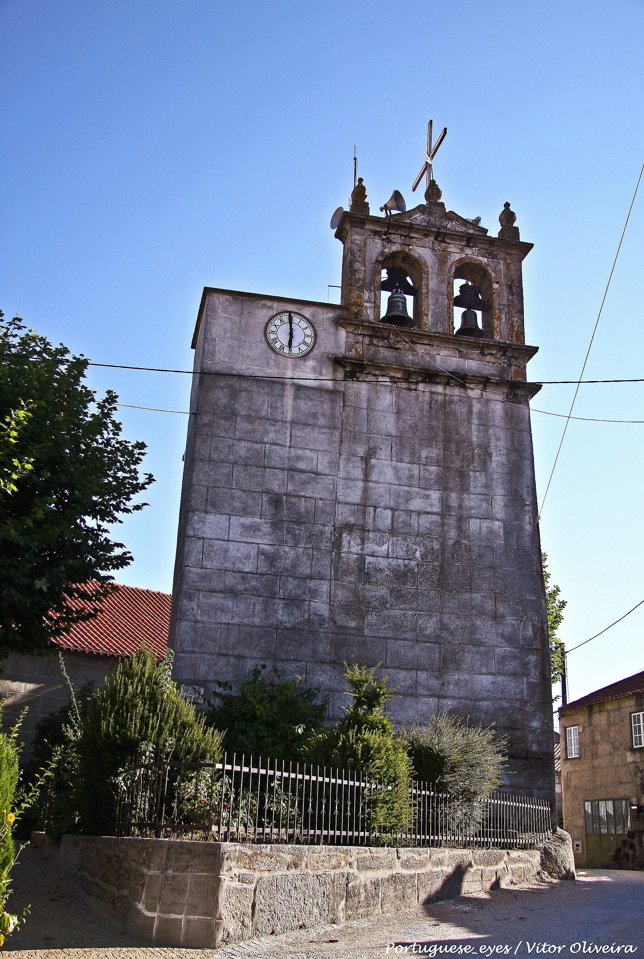 Photo showing: Igreja medieval que se acredita ter sido remodelada no século XVI. No século XVIII, foi colocado o teto de caixotões da capela-mor e o respetivo retábulo. Apresenta uma planta longitudinal composta por uma nave e uma capela-mor, cobertas com telhado de duas águas. No interior, destaque para o púlpito renascentista, para o arco triunfal de volta inteira e para o retábulo do altar-mor. www.igogo.pt/igreja-matriz-de-vila-do-touro-igreja-de-nos...