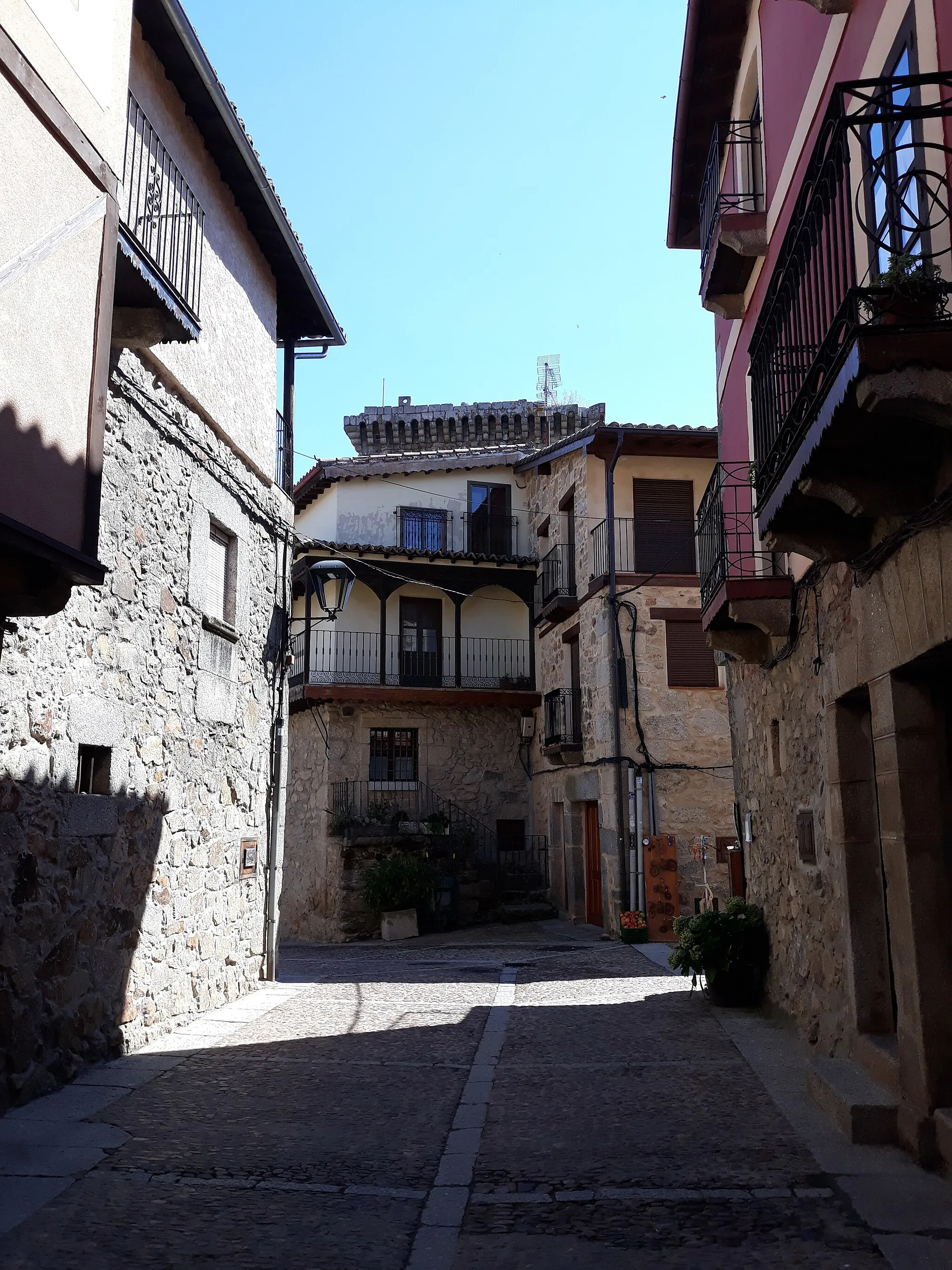 Photo showing: Vista de la calle Derecha con viviendas nobiliarias de Miranda del Castañar