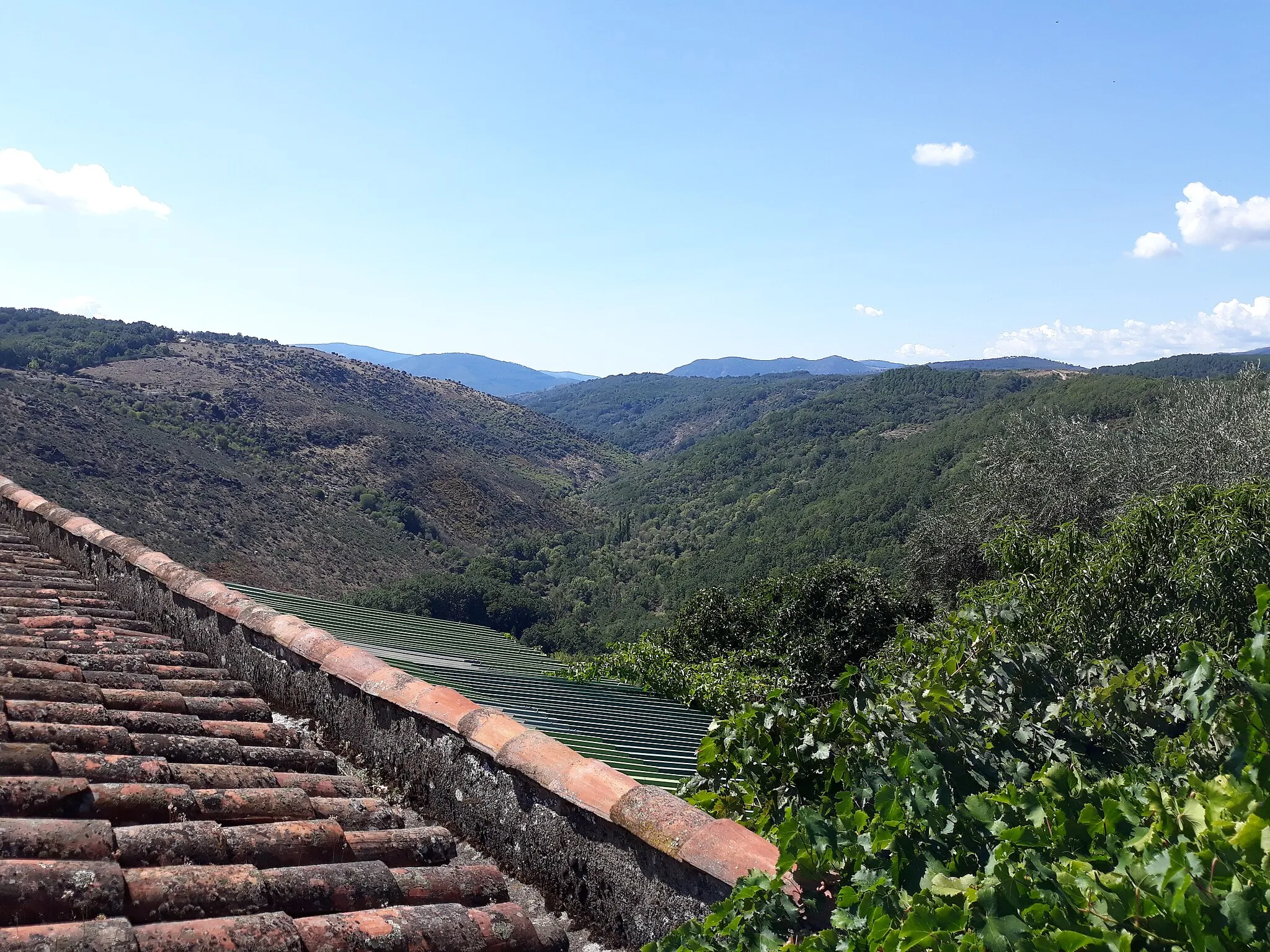 Photo showing: Vista general del paisaje al sur de Miranda del Castañar desde el castillo