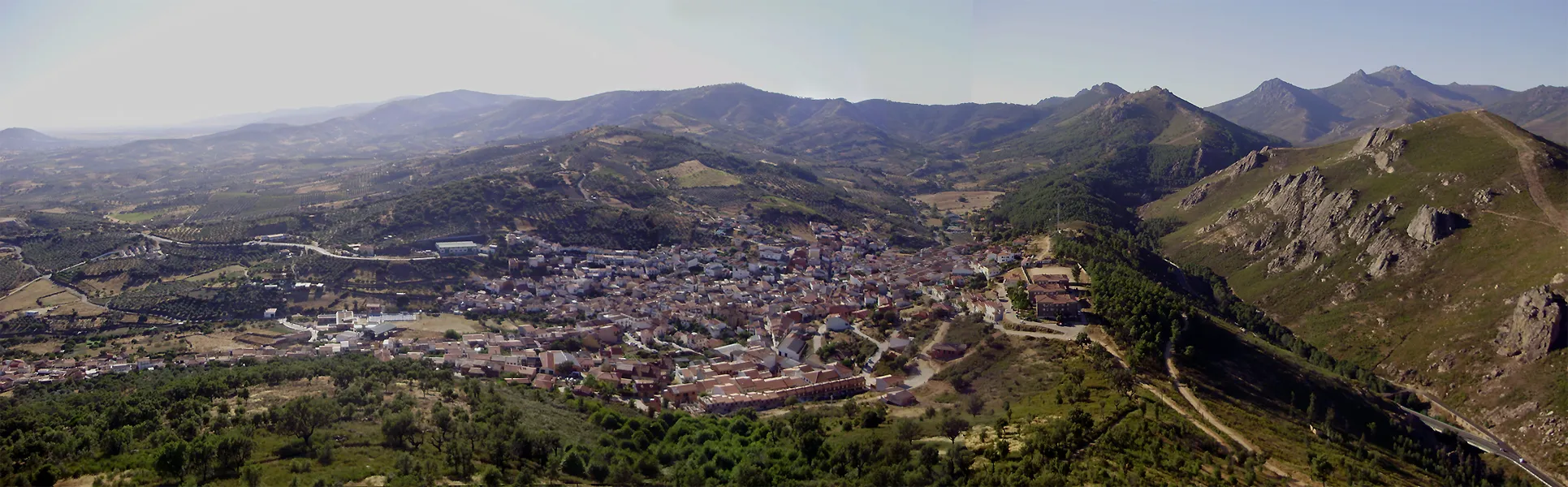 Photo showing: La localidad de Cañamero, en Cáceres (España), visto desde El Castillo.