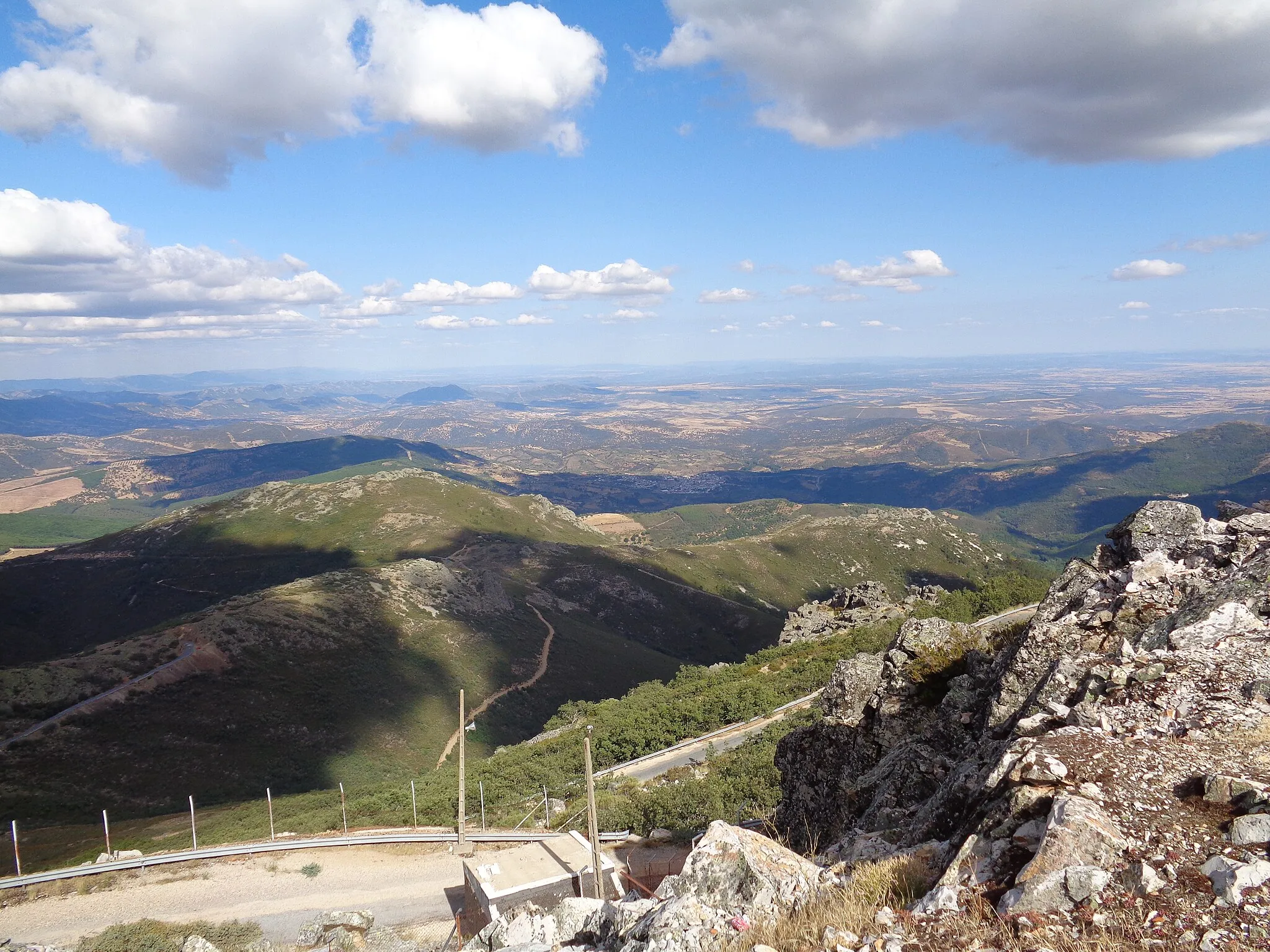 Photo showing: Antigua Base Militar Sierra de Villuercas entre Navezuelas y Guadalupe