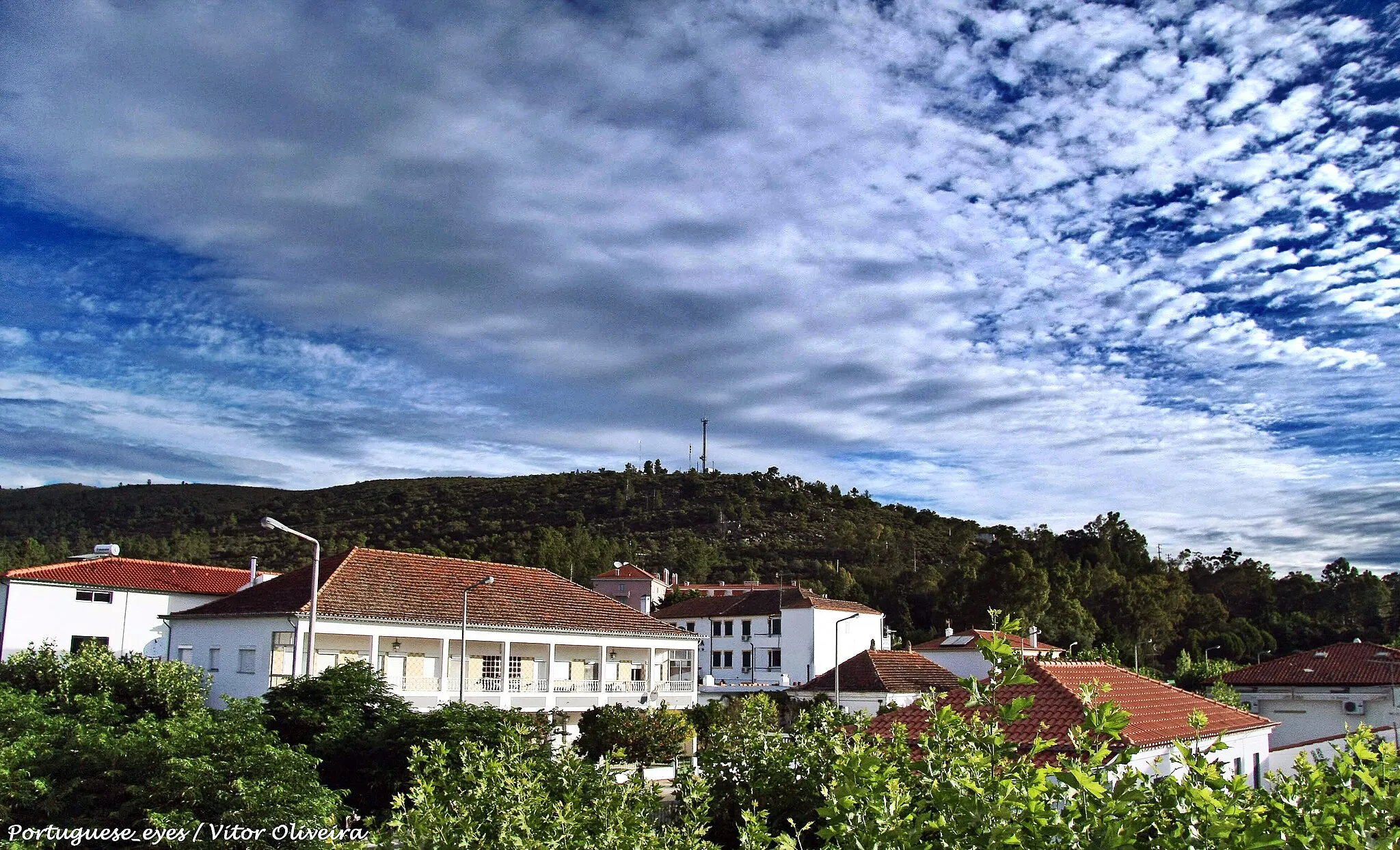 Photo showing: NA MARGEM DO RIO ERGES ESTÃO SITUADAS AS FAMOSAS TERMAS DE MONFORTINHO, EXISTENTES DESDE A ÉPOCA DA CIVILIZAÇÃO ROMANA, EM VIRTUDE DA QUALIDADE E PUREZA DAS FONTES DA SERRA DE PENHA GARCIA.
Termas de Monfortinho um destino onde a natureza renova o espírito.
No sopé da serra de Penha Garcia, junto à margem direita do rio Erges, encontra-se uma das mais antigas fontes termais do país- a Fonte Santa, com um caudal que atinge os 36.000 litros/hora. Esta fonte é considerada a mãe das Termas de Monfortinho e enquadra-se num cenário onde a natureza permanece intacta.

Neste paraíso natural, o ar e a água fazem maravilhas e conjugam-se fatores naturais para a harmonia entre a natureza e a tranquilidade. Além de serem dedicadas à saúde, as Termas de Monfortinho também disponibilizam serviços direcionados para o repouso, bem-estar e beleza. www.termasdemonfortinho.com/