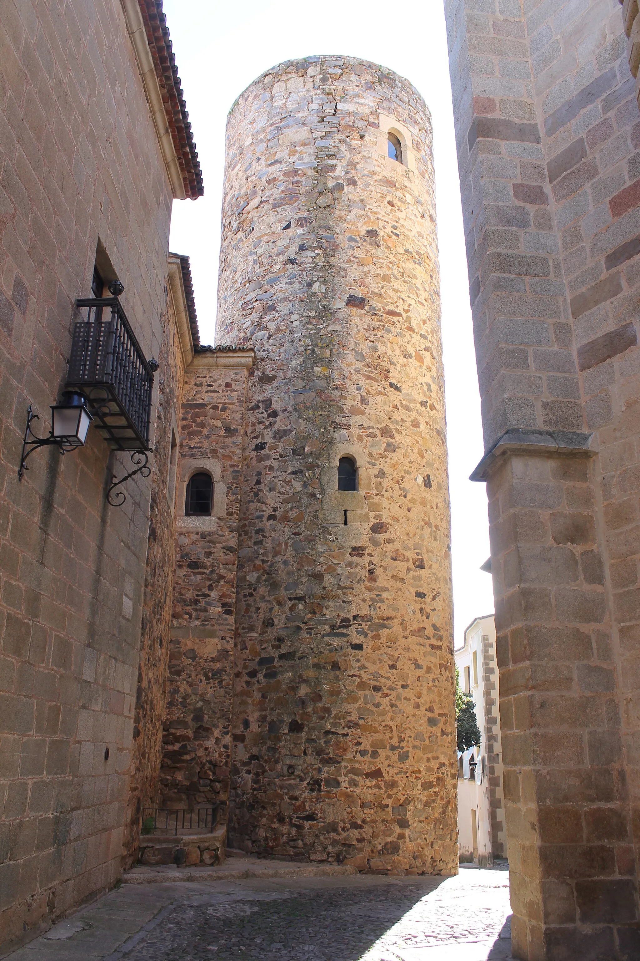 Photo showing: torre del palacio de Carvajal. Siglo XII-XIII