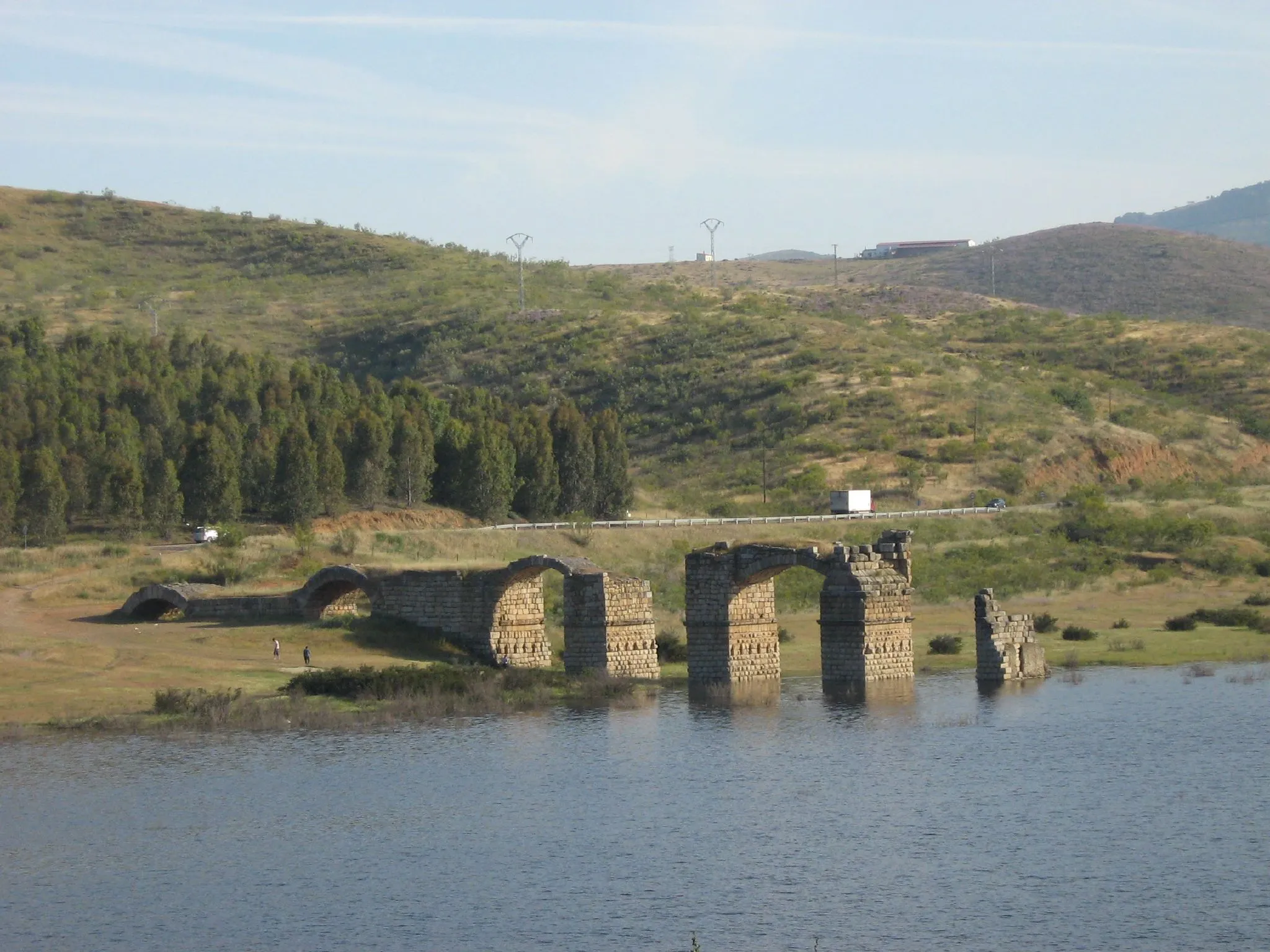 Photo showing: The remains of the Roman Puente de Alconétar (Alconétar Bridge), Cáceres Province, Spain. The ancient segmental arch bridge originally crossed the Tajo river near the village of Garrovillas. In 1972, during the construction of the Alcántara reservoir, the structure was moved 6 km upstream to its current location.
