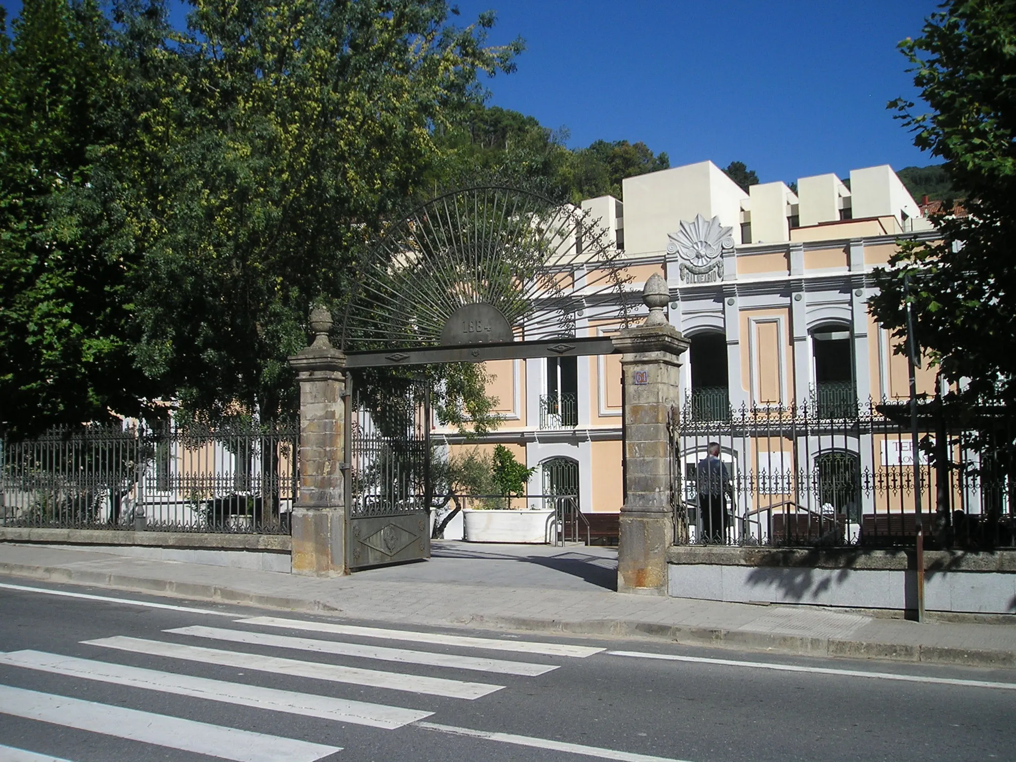 Photo showing: Fachada del edificio de los Baños de Baños de Montemayor (Cáceres, España), levantado en el siglo XIX sobre las antiguas termas romanas.