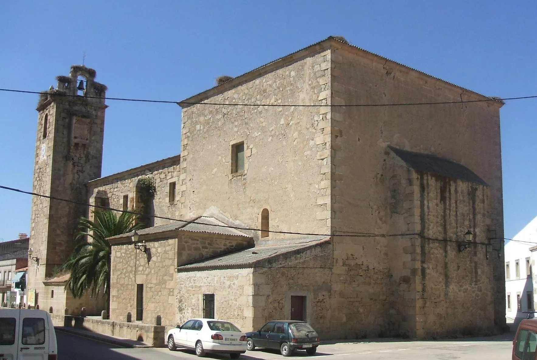 Photo showing: En Navas del Madroño la iglesia parroquial presenta una fábrica imponente, construída en estilo tardorrenacentista según planos de un arquitecto discípulo de Juan de Herrera.