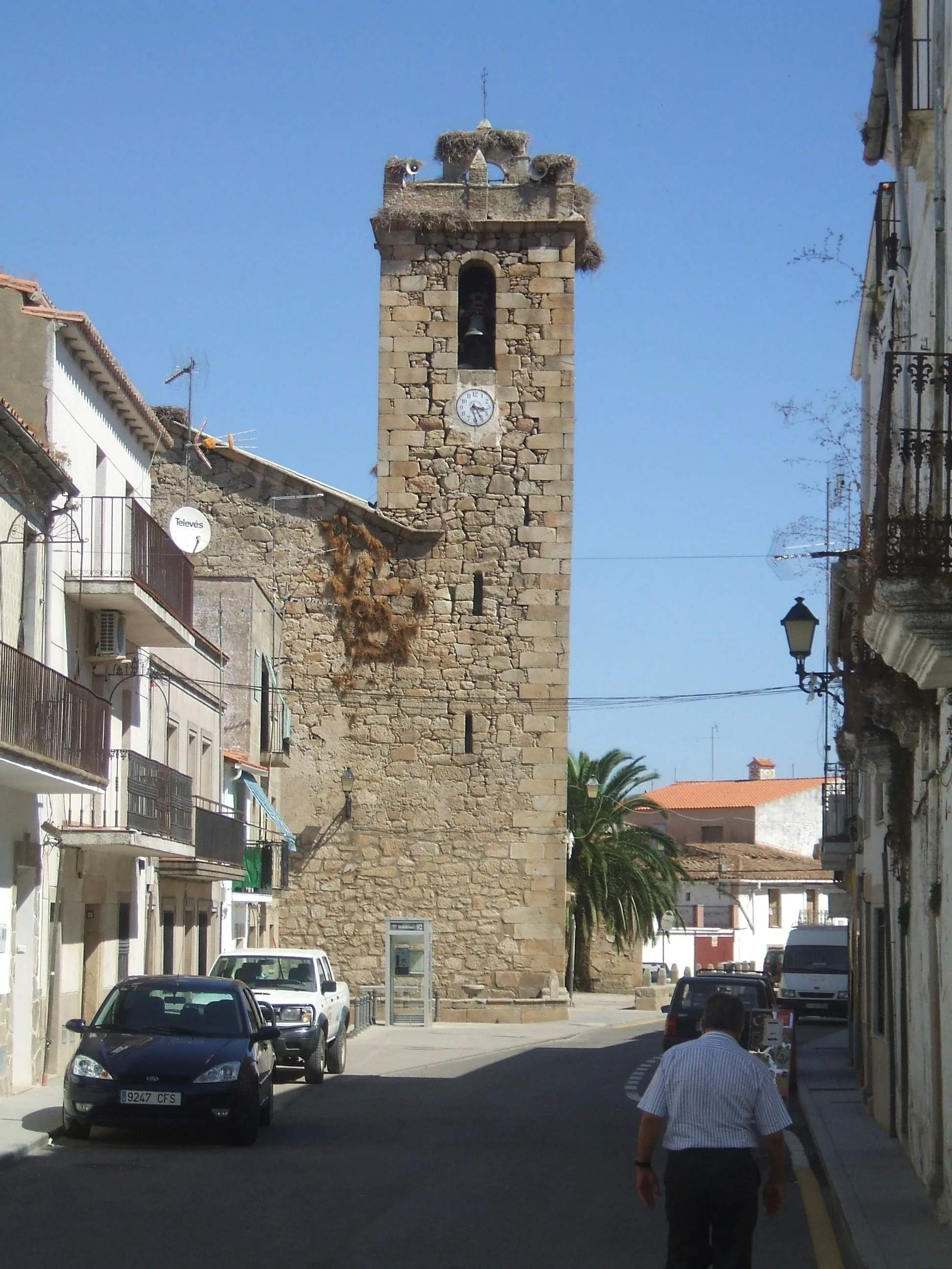 Photo showing: En Navas del Madroño la iglesia es de estilo herreriano y presenta esbelta y austera torre.