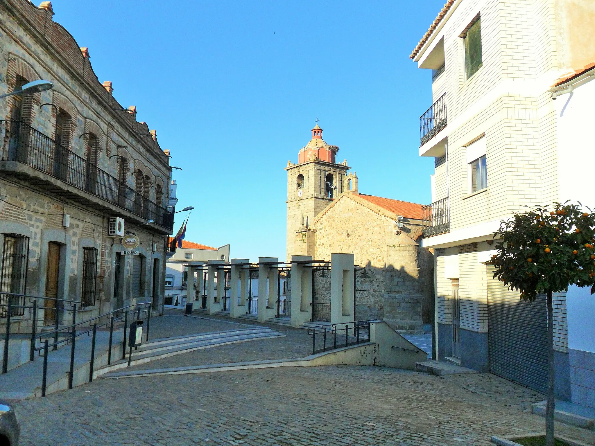 Photo showing: Plaza con el ayuntamiento y la iglesia parroquial.