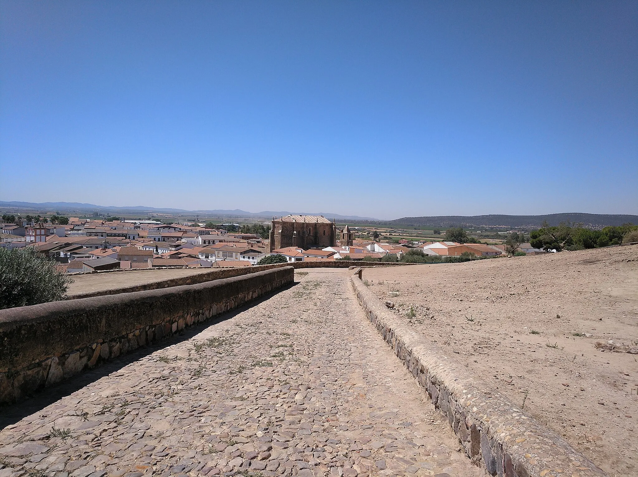 Photo showing: Iglesia de Santa Cecilia (Medellín) desde la zona del Teatro Romano. Vista de Medellín.