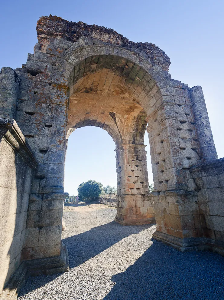 Photo showing: Arco romano de Cáparra, en Oliva de Plasencia (provincia de Cáceres, España).