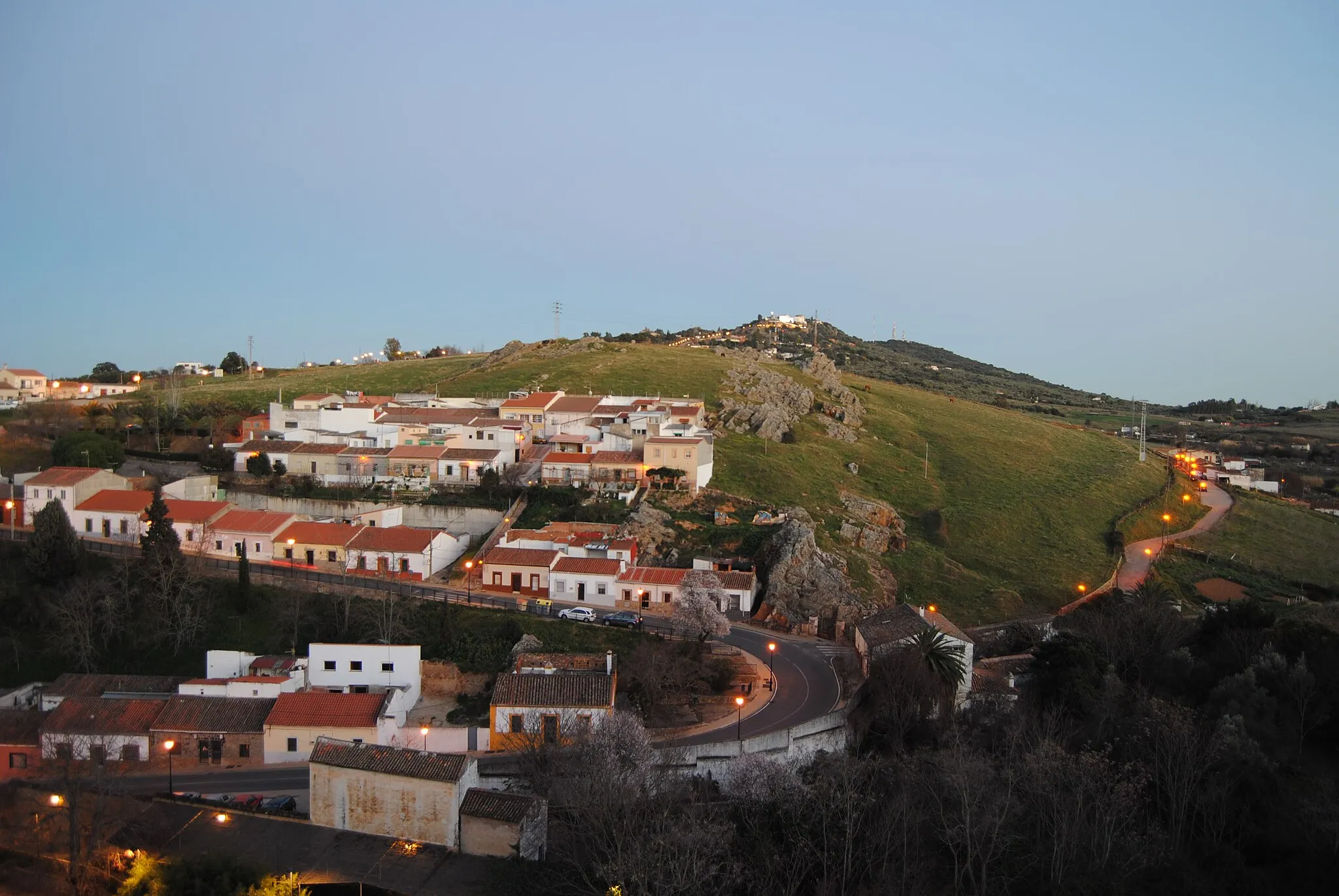 Photo showing: Vista de la calle Fuente Concejo, barrio de San Marquino, distrito Centro-Casco Antiguo, Cáceres, España. Fotografía realizada desde el casco antiguo de la ciudad. Al fondo se ve el santuario de la Virgen de la Montaña.