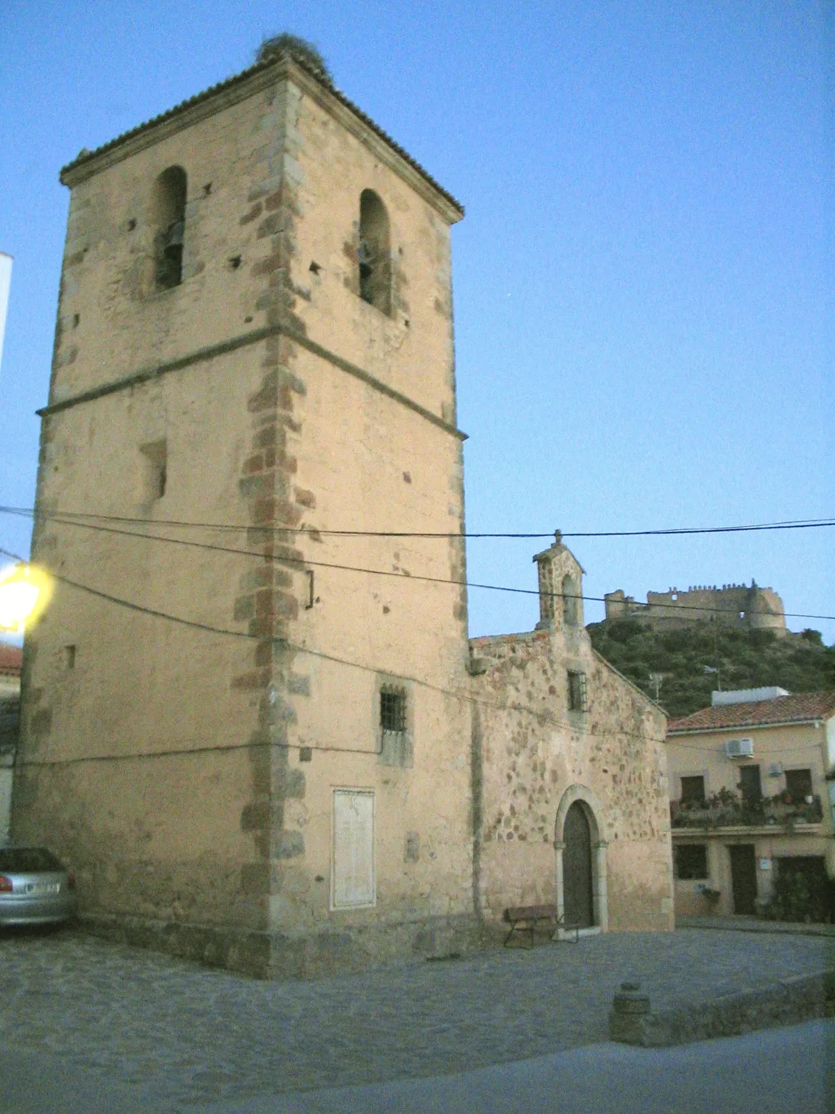 Photo showing: Church of Santa María in Portezuelo (Cáceres, Extremadura, Spain). At the back of it, the Castle of Portezuelo