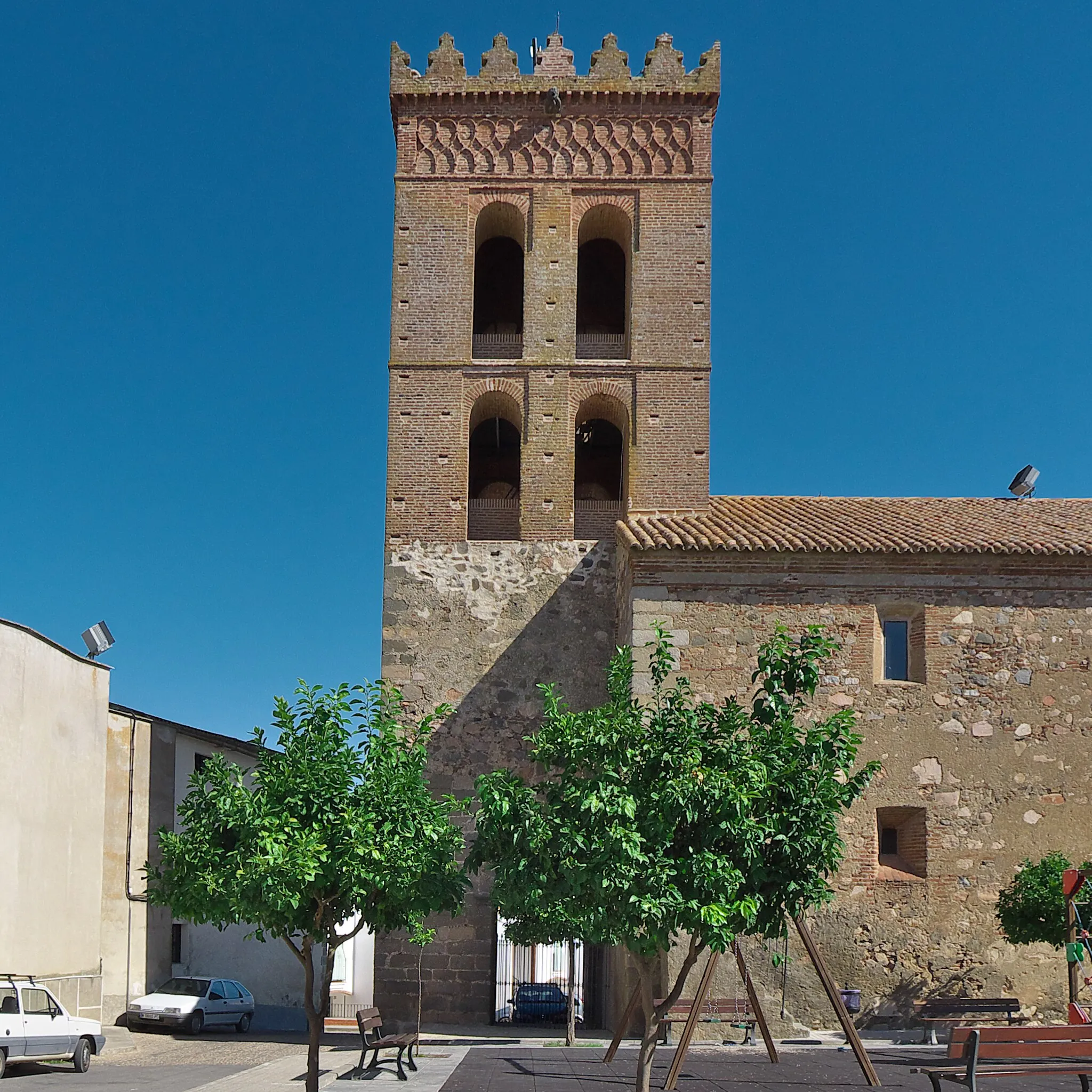 Photo showing: La iglesia, promovida por la Orden de Santiago, conserva la interesante torre-campanario del siglo XV.