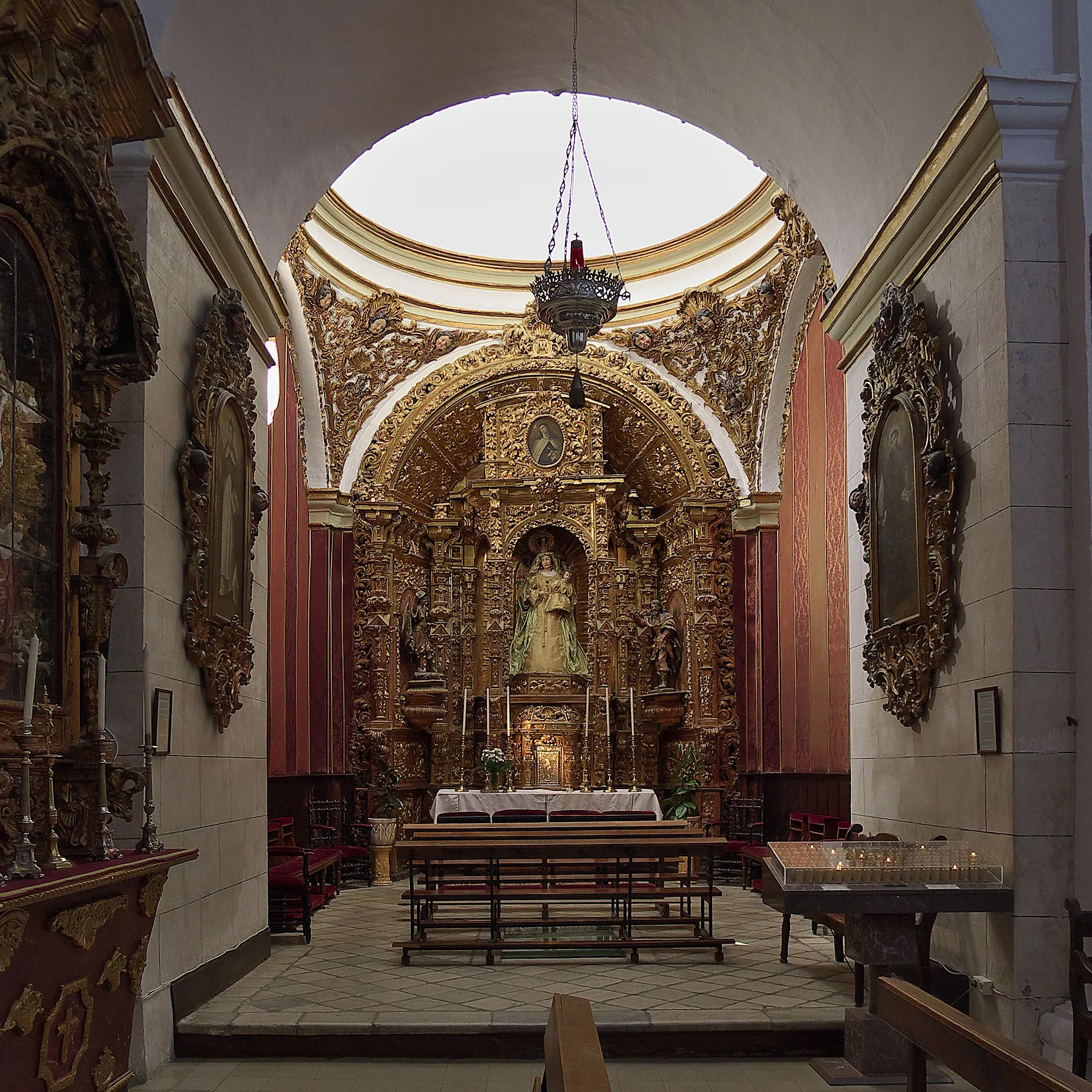 Photo showing: Capilla de Nuestra Señora de la Esperanza, titular que la preside en un retablo barroco de Agustín Nuñez Barrero (1749)