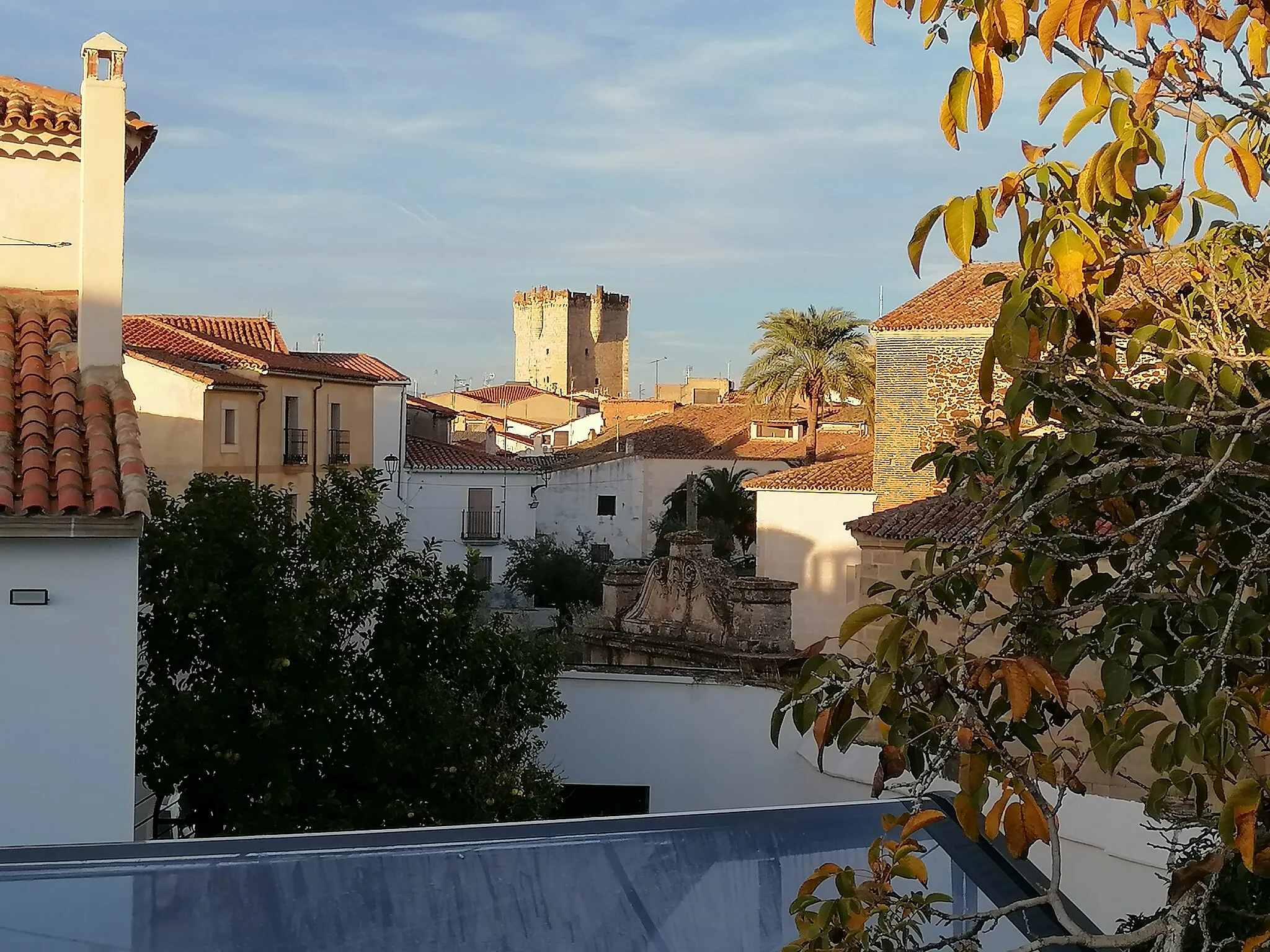 Photo showing: Vista general del paisaje urbano y el castillo Ducal desde las terrazas del Palacio Ducal de Alba en la ciudad de Coria, Cáceres