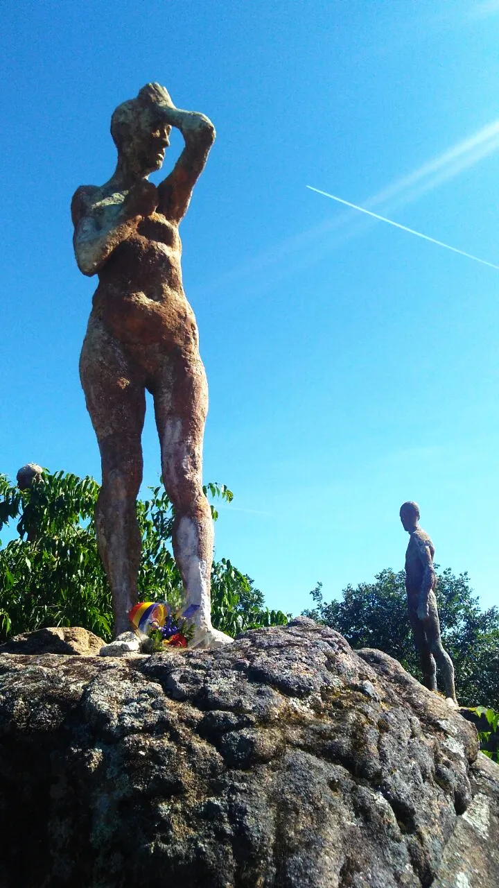 Photo showing: Work by sculptor Francisco Cedenilla Carrasco inaugurated in 2009 as a tribute to the victims of the Spanish Civil War. It is located in the Jerte Valley, near the village of El Torno ( Cáceres, Extremadura).