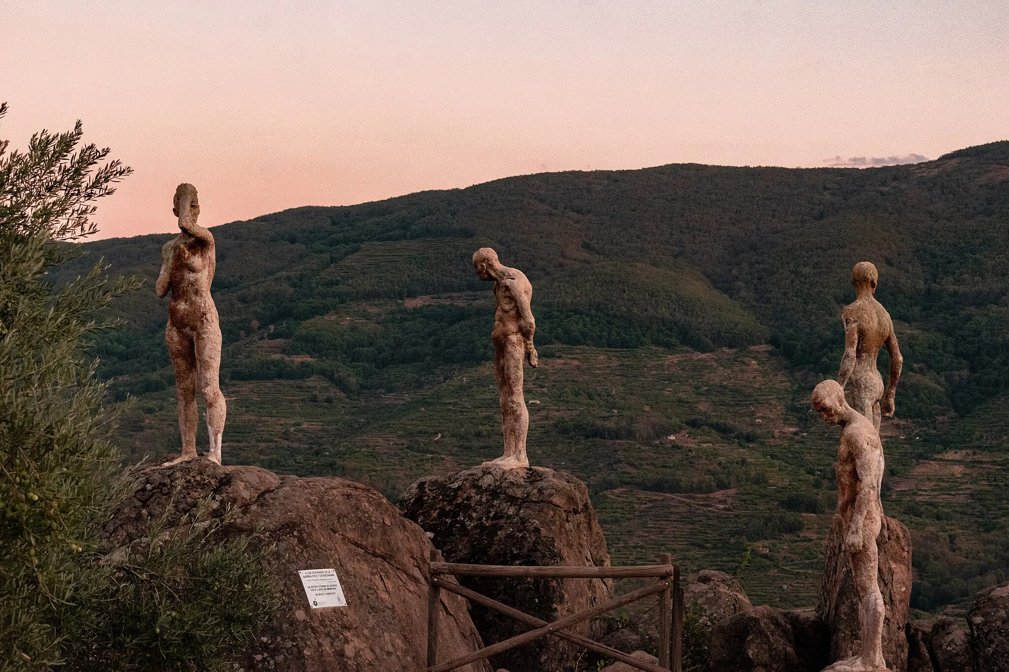 Photo showing: Representación de las víctimas de la guerra civil en escultura, se encuentran en El Torno, Plasencia, Extremadura.