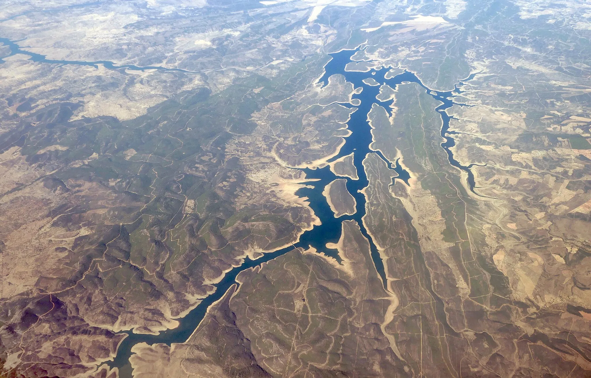 Photo showing: An aerial view of the Cíjara reservoir in Extremadura, Spain.