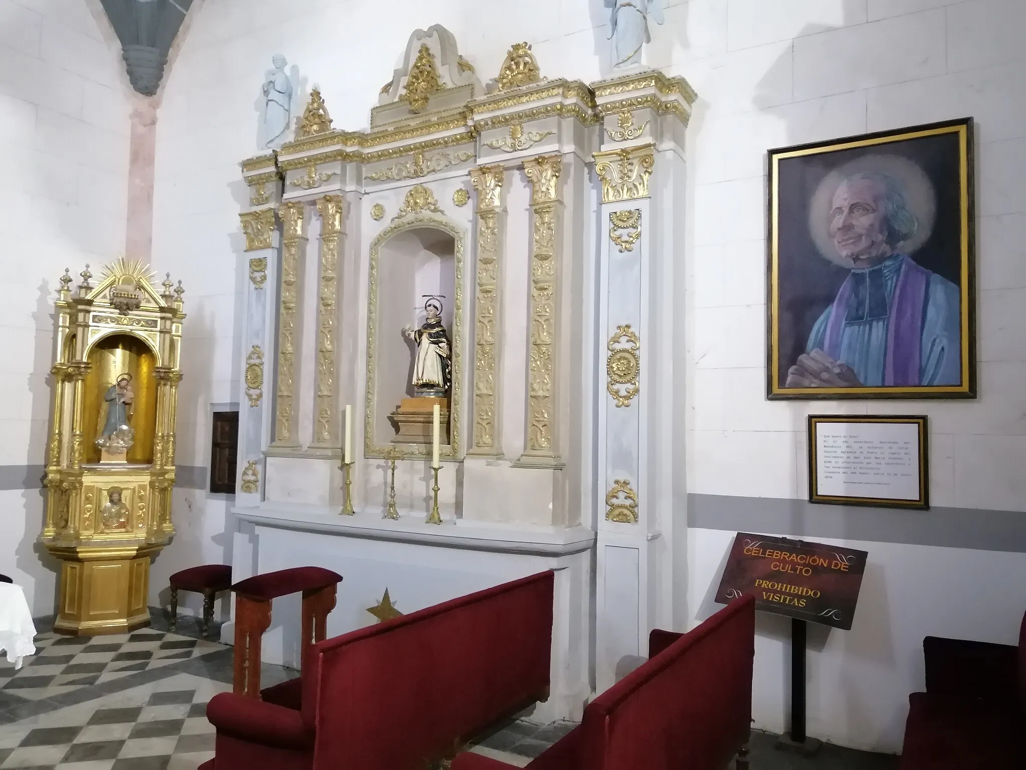 Photo showing: Vista general del altar lateral de obra de estilo barroco de la Capilla de los Maldonado o de la Inmaculada de la Catedral de Santa María de la Asunción de la ciudad de Coria, Cáceres. También se ven un pequeño altar-retablo con imagen de San José con el niño Jesús y un cuadro contemporáneo espantoso de un personaje desconocido