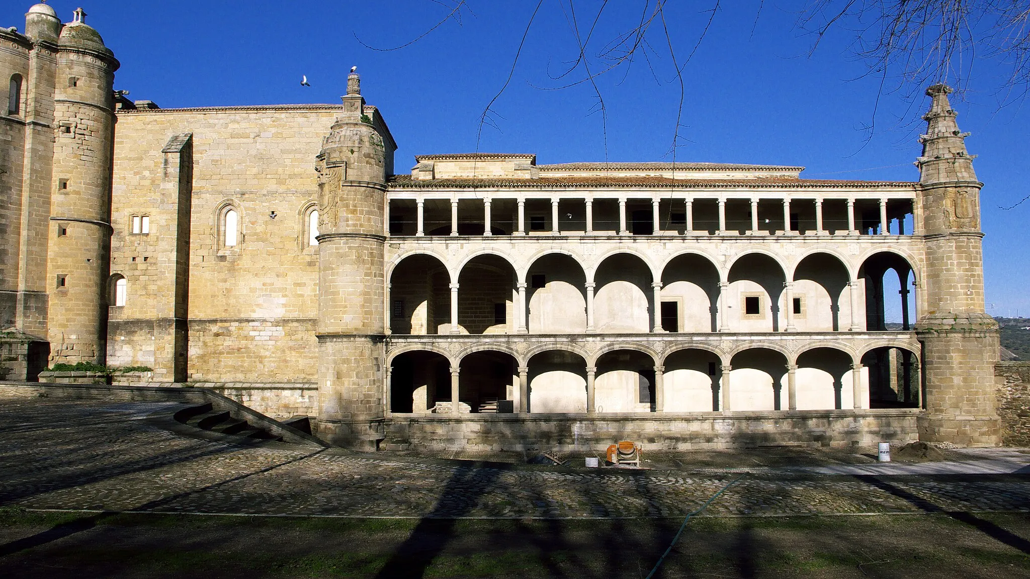 Photo showing: Conventual de San Benito. Presenta escudos de la Orden Militar de Alcántara, Felipe II y Carlos V. Intervienen Pedro de Larrea y Pedro de Ibarra.