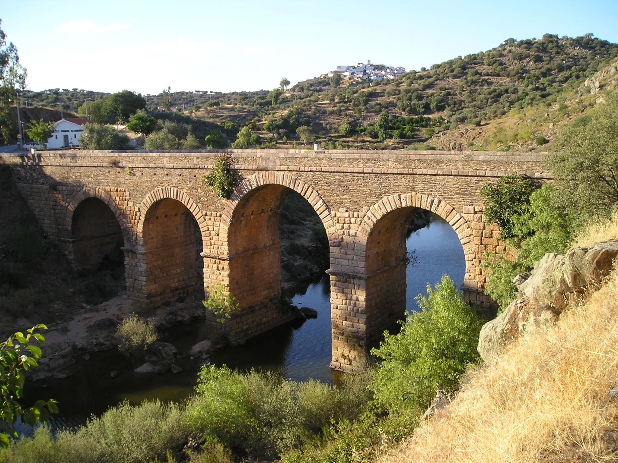 Photo showing: Puente romano sobre el río Erjas, en la frontera entre Portugal y España entre la provincia de Cáceres y el distrito de Castelo Branco, construido bajo Trajano. Conocido también por Puente de Segura.