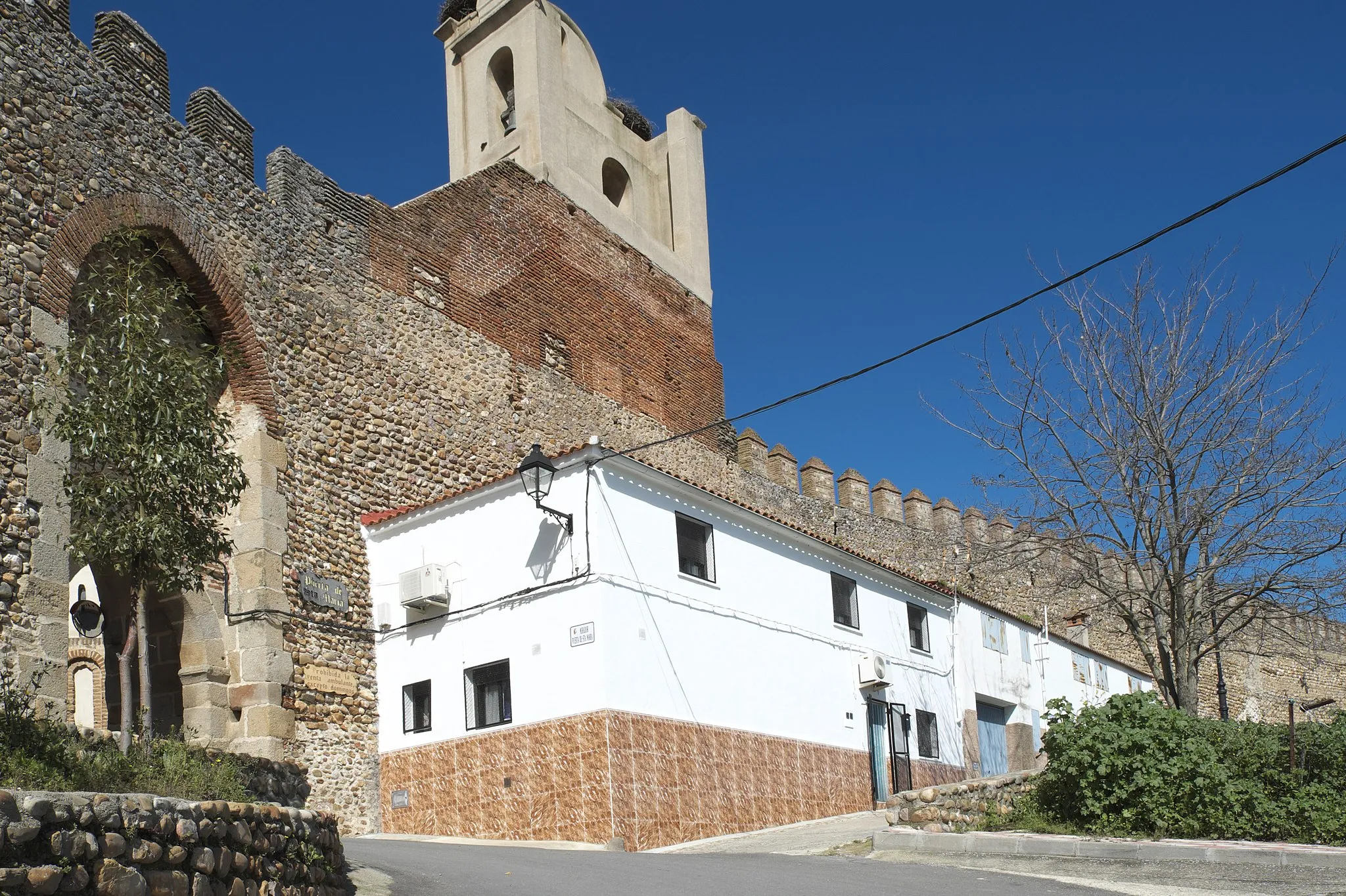 Photo showing: Stadtmauer und Tor Puerta de Santa María in Galisteo in der Provinz Cáceres (Extremadura/Spanien)