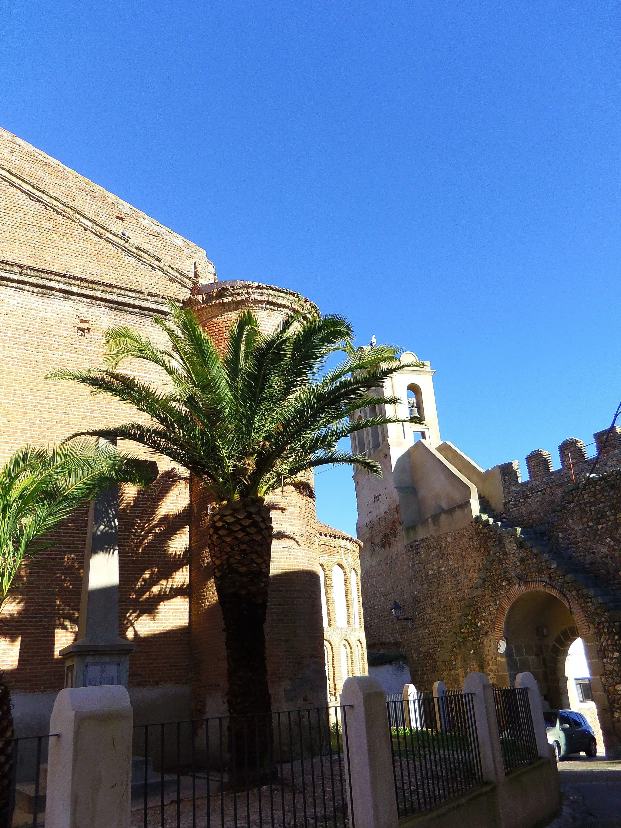 Photo showing: Iglesia Parroquial de Nuestra Señora de la Asunción, parte derecha de la fachada, del ábside y del campanario separado, situado sobre la muralla.