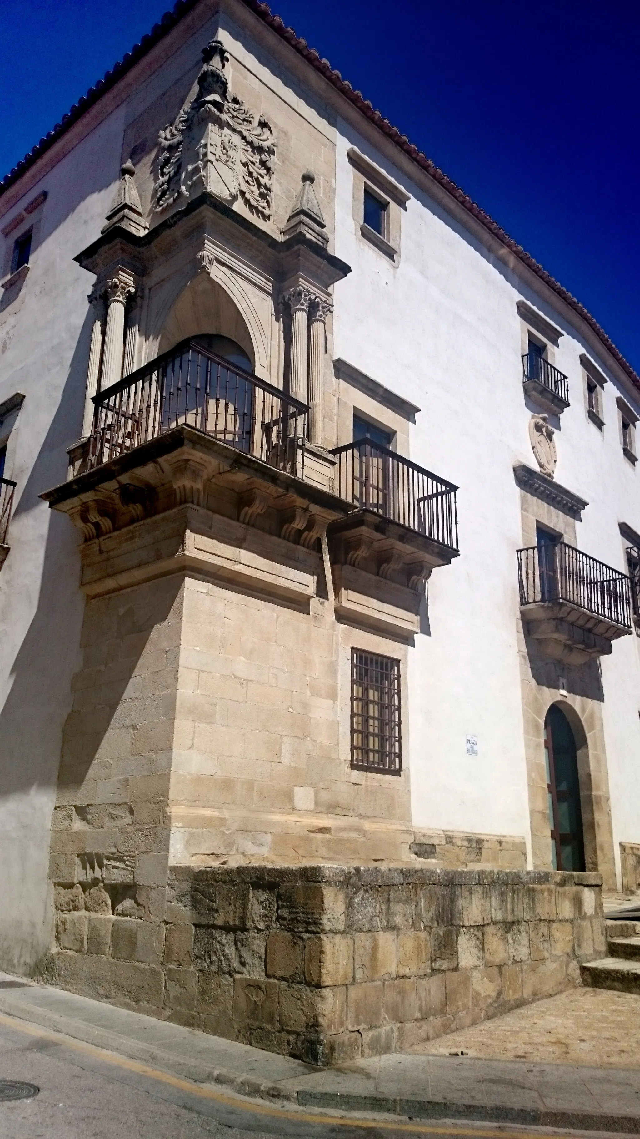 Photo showing: Vista parcial del palacio de los Barrantes-Cervantes (siglo XVII), ubicado en la Plaza San Miguel n.º 1 y actual Centro de Congresos y Exposiciones de Trujillo.