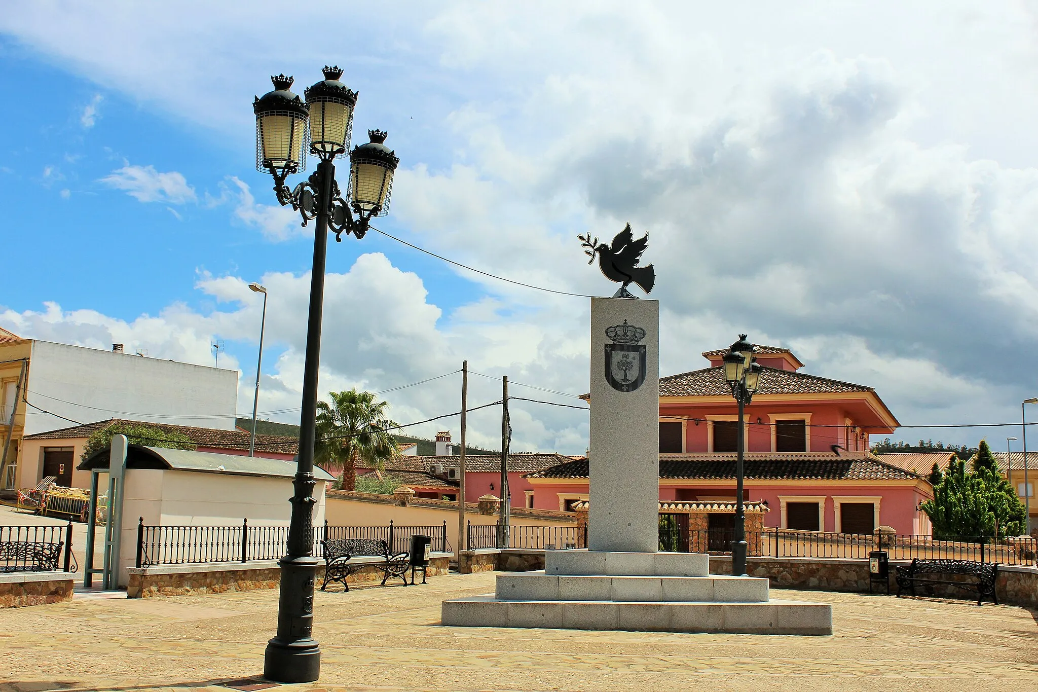 Photo showing: Parque y columna con paloma de la paz
