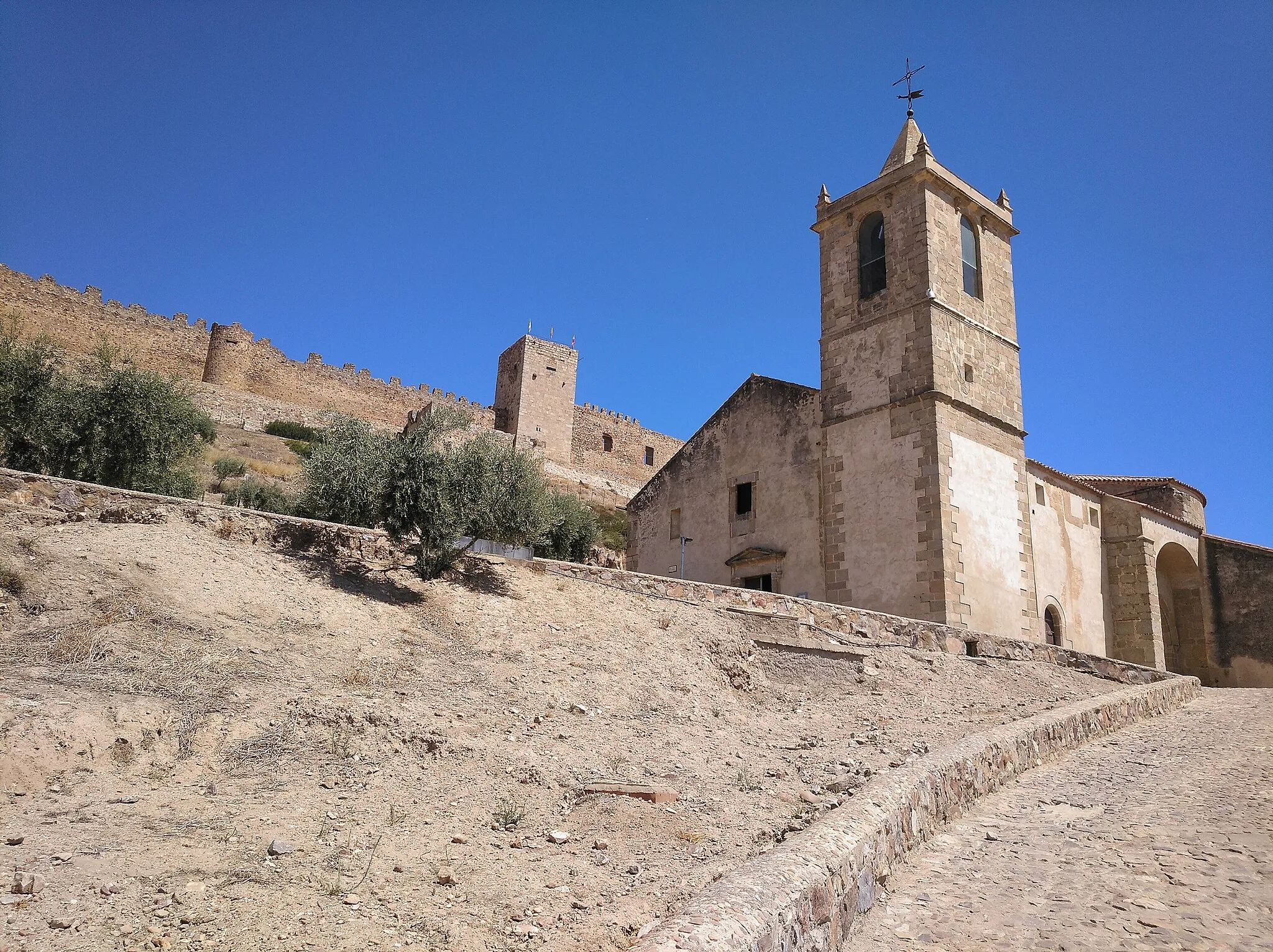 Photo showing: Castillo de Medellín e Iglesia de Santiago Apostol