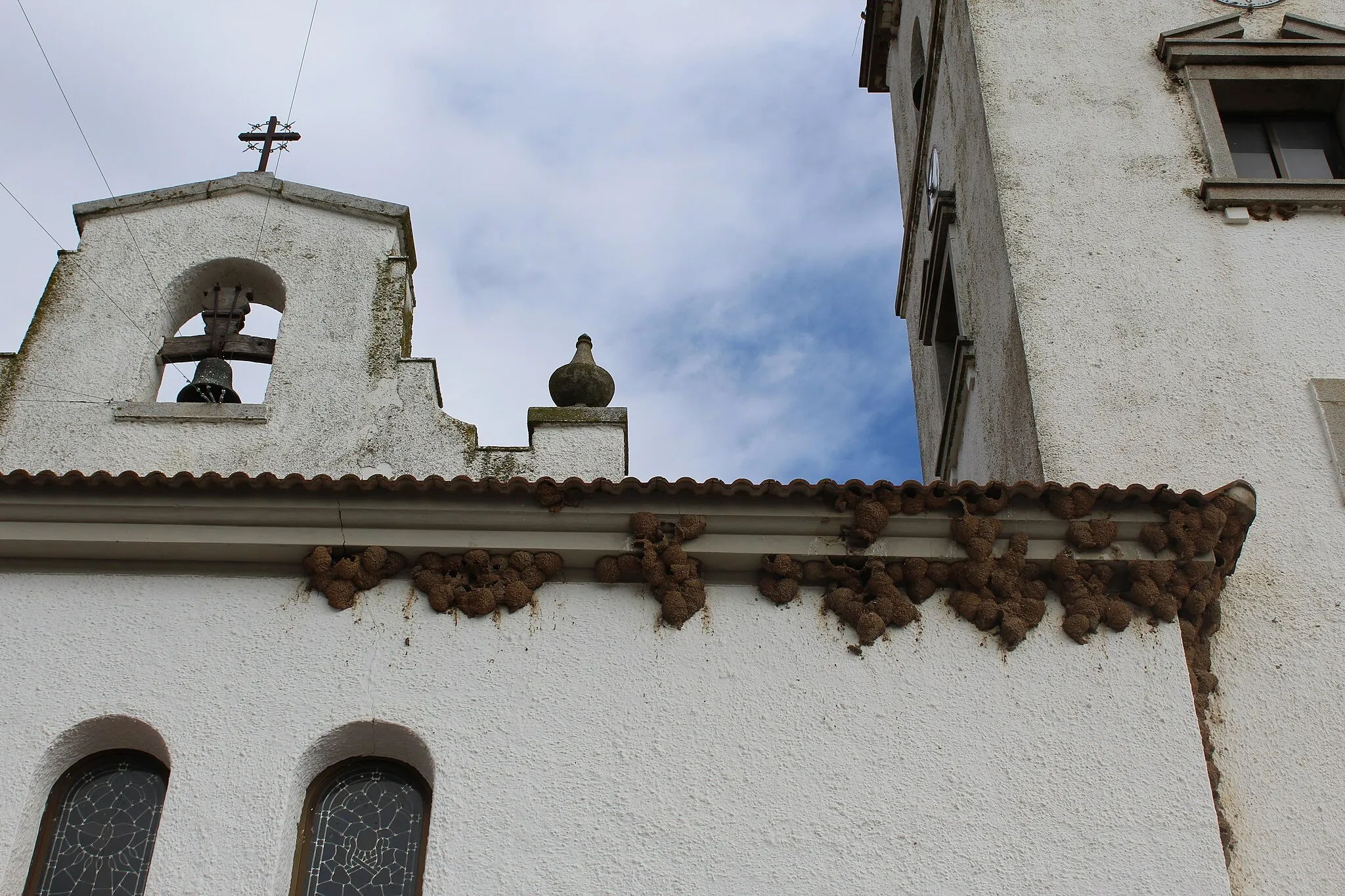 Photo showing: Guadiana del Caudillo-Nidos de golondrinas colgados del alero de la iglesia parroquial