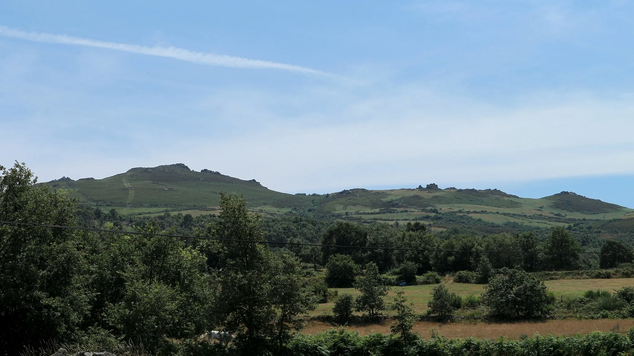 Photo showing: Cumes como o do Penedo Grande e o Penado da Porfía, entre os concellos de Chandrexa de Queixa e a Pobra de Trives. Vistas desde Parada Seca, Chandrexa de Queixa.