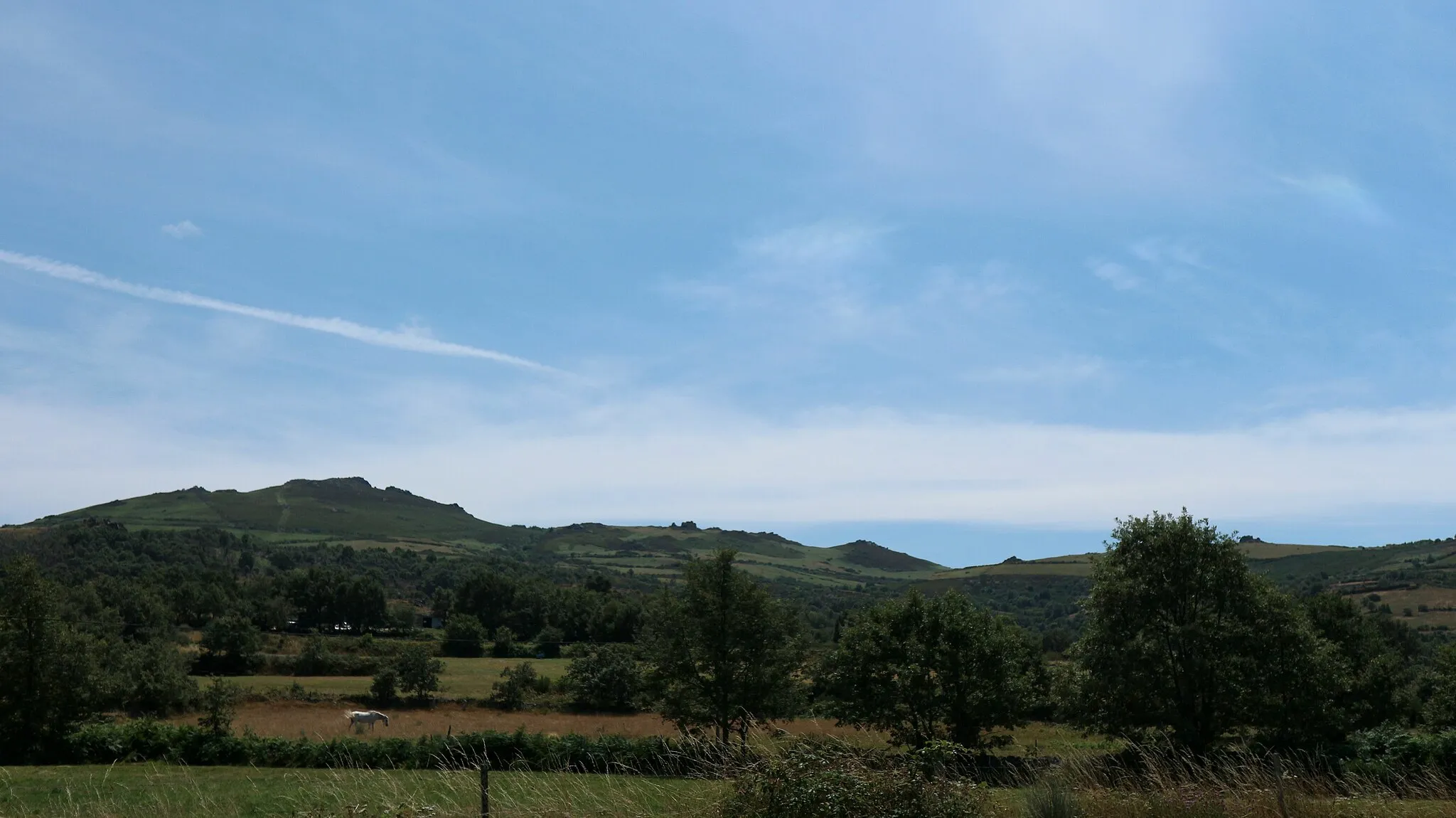 Photo showing: Cumes como o do Penedo Grande e o Penado da Porfía, entre os concellos de Chandrexa de Queixa e a Pobra de Trives. Vistas desde Parada Seca, Chandrexa de Queixa.