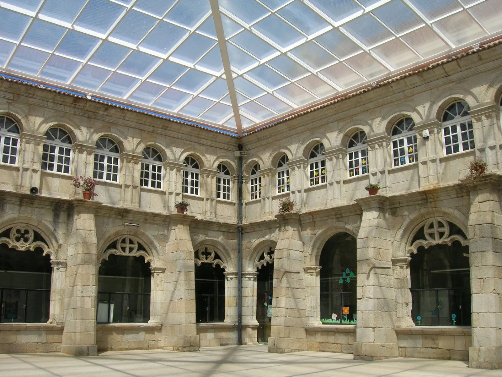 Photo showing: Monasterio de Montederramo. Claustro Reglar con su  moderna cubierta acristalada. Actualmente alberga el colegio de educación primaria.