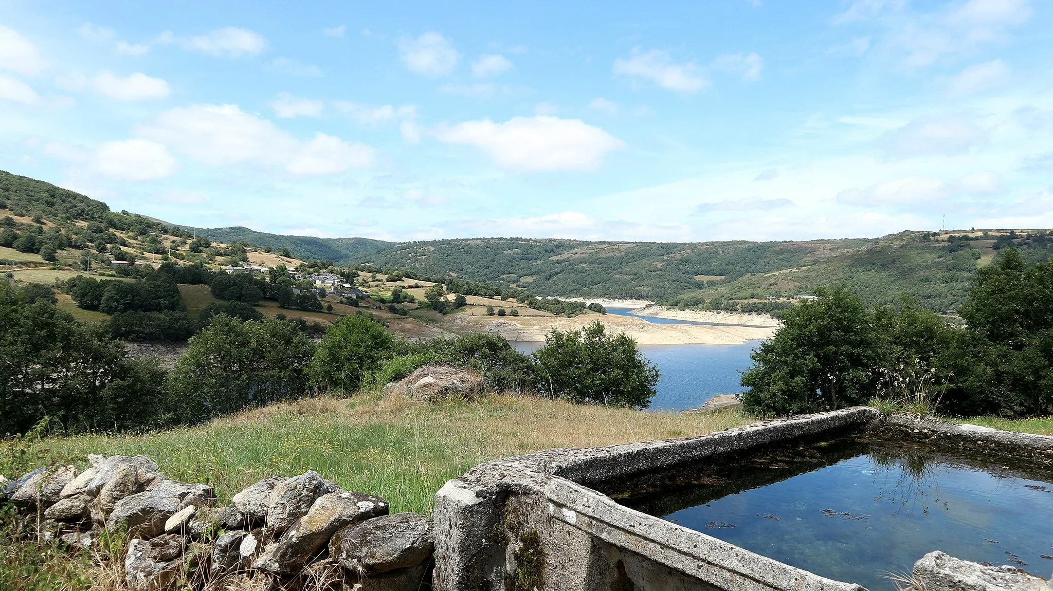 Photo showing: A Espasa, Chandrexa e o encoro de Chandrexa de Queixa vistos desde a igrexa de San Pedro de Chandrexa.