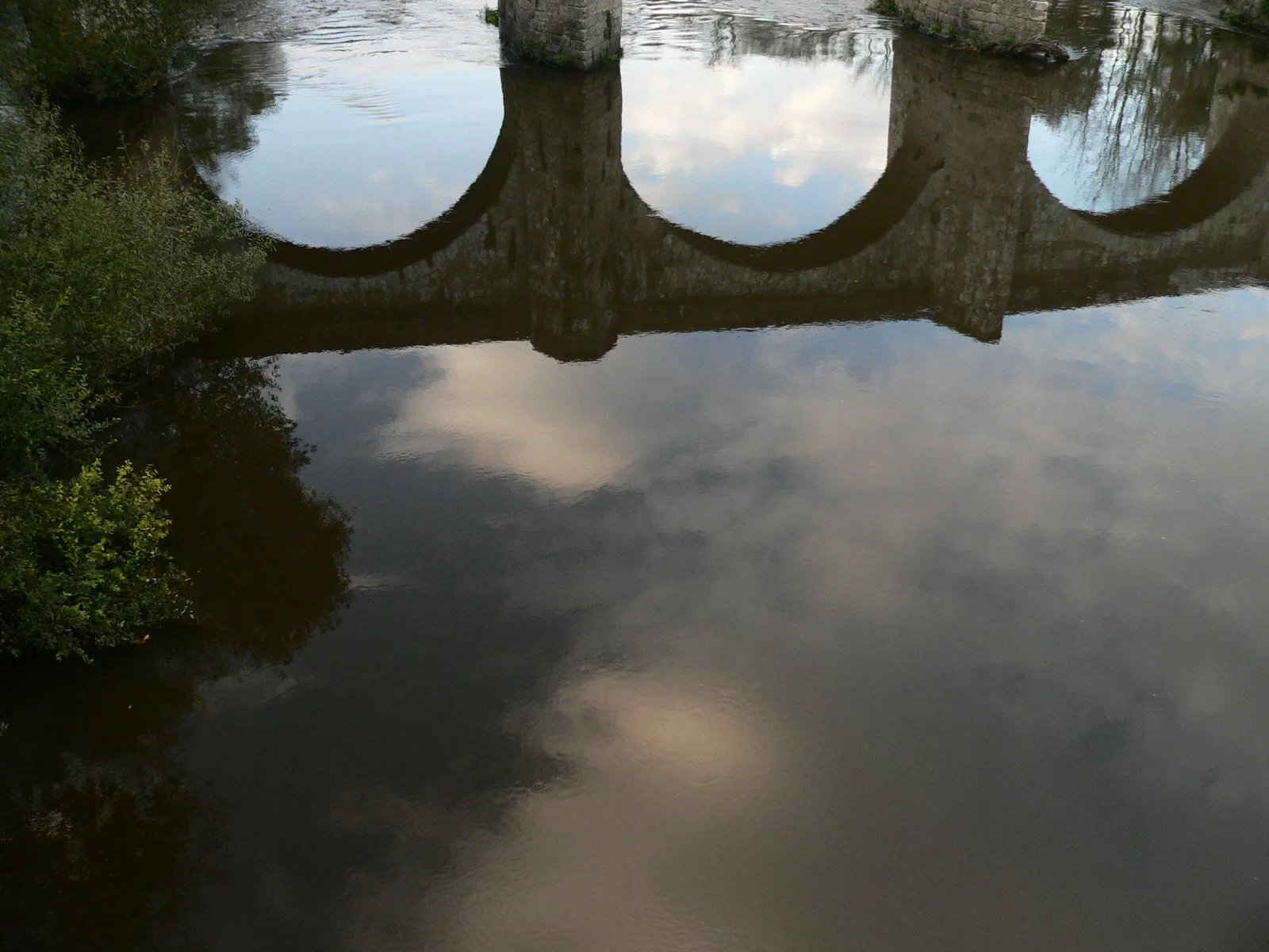 Photo showing: Reflexos da ponte de Pontevea. A coruña