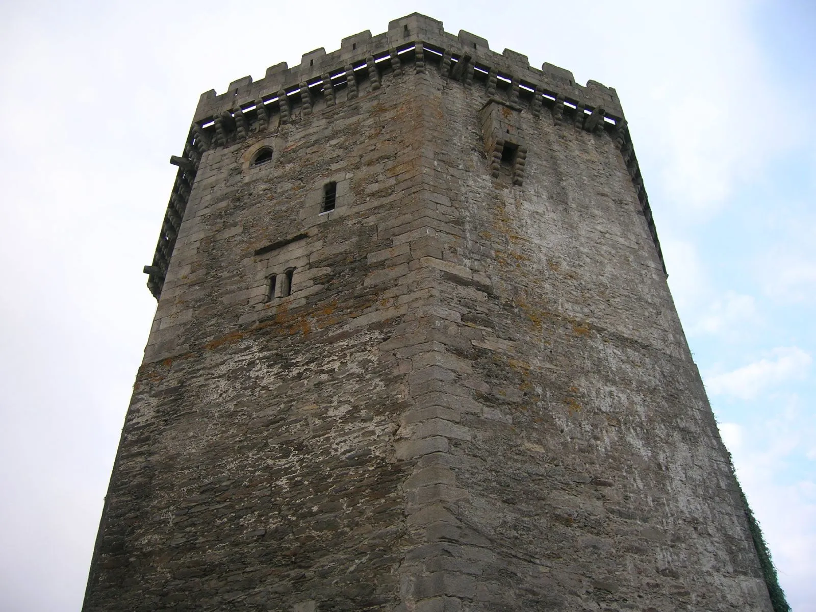 Photo showing: Castelo de Vilalba. Derribada por Os Irmandiños, fue reconstruida por los Andrade. En la actualidad solo queda la Torre del Homenaje que alberga el parador nacional de turismo.