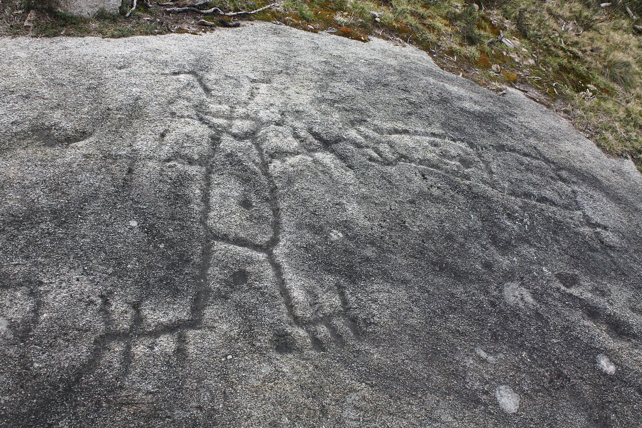 Photo showing: "Laxe dos Homes", no complexo prehistórico de Cequeril (Cuntis, Pontevedra). A imaxe da esquerda, vertical, representa unha muller; a da dereita, horizontal, un home.