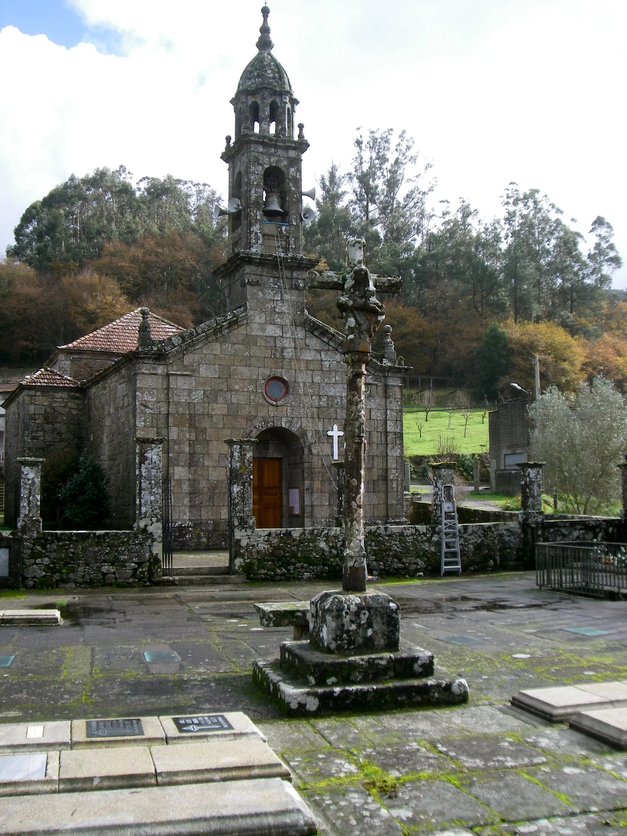 Photo showing: Cemiterio, cruceiro e Igrexa de Arcos
