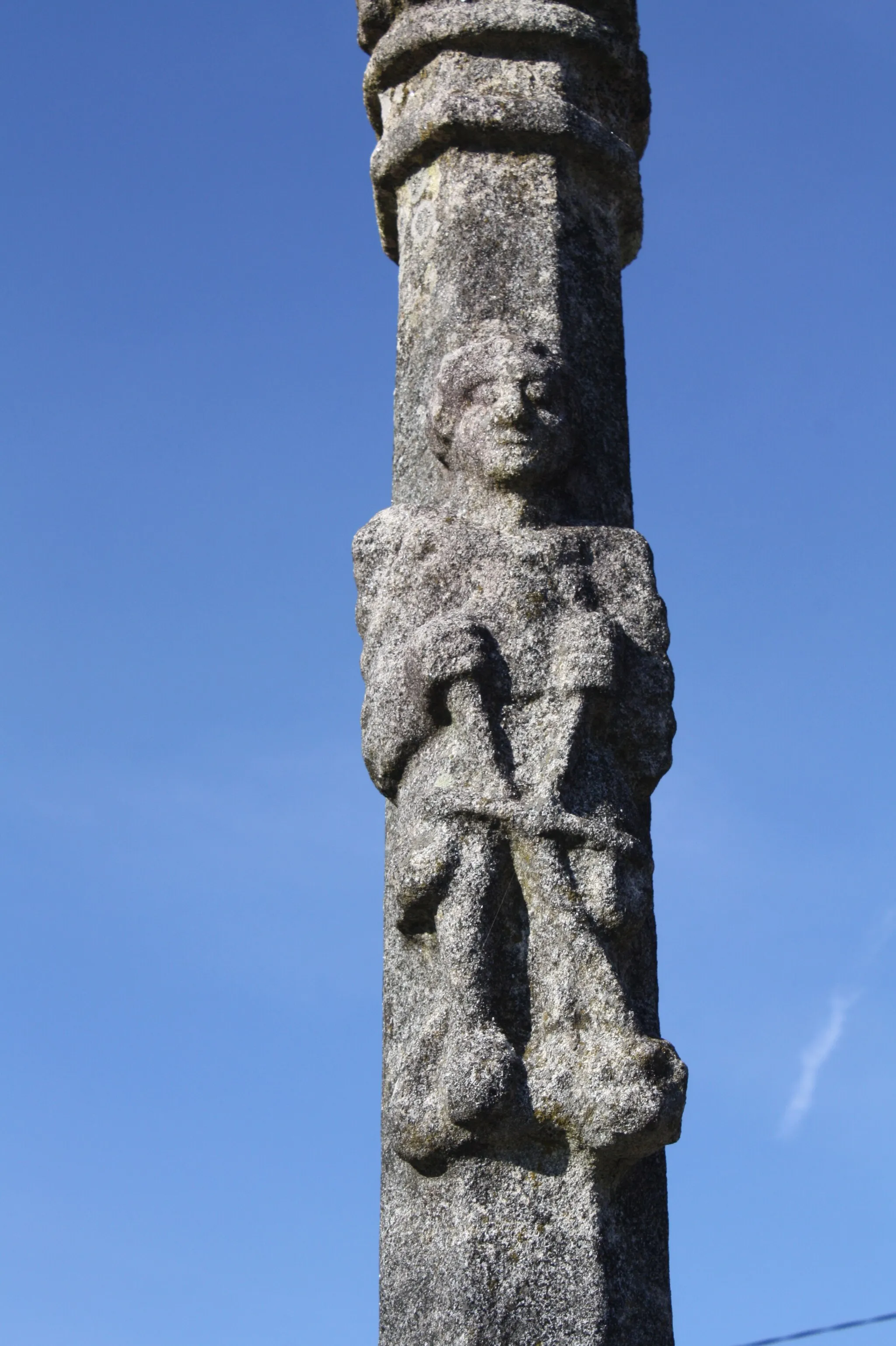 Photo showing: Imaxe de San MIguel, pesando as almas, no fuste dun cruceiro en San Miguel de Deiro (Vilanova de Arousa, Pontevedra)