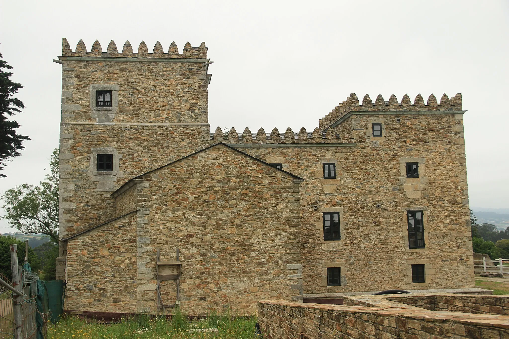 Photo showing: Towers of Donlebún (Donlebún. Barres. Castropol). Northeast façade. East and north towers.