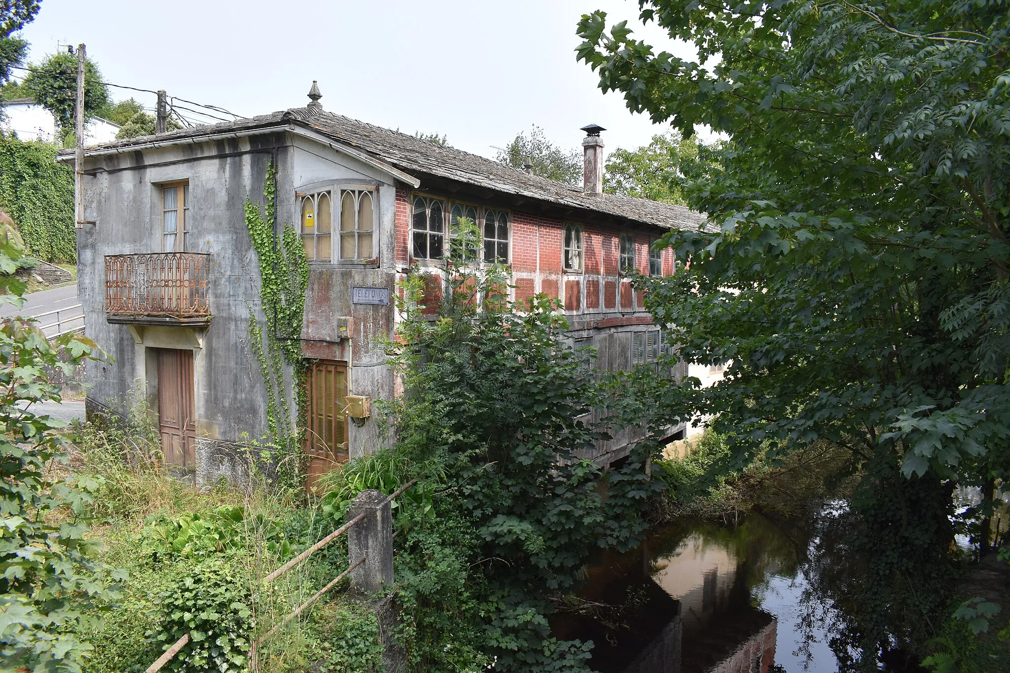 Photo showing: Casa xunto ao río Azúmara, Castro de Rei