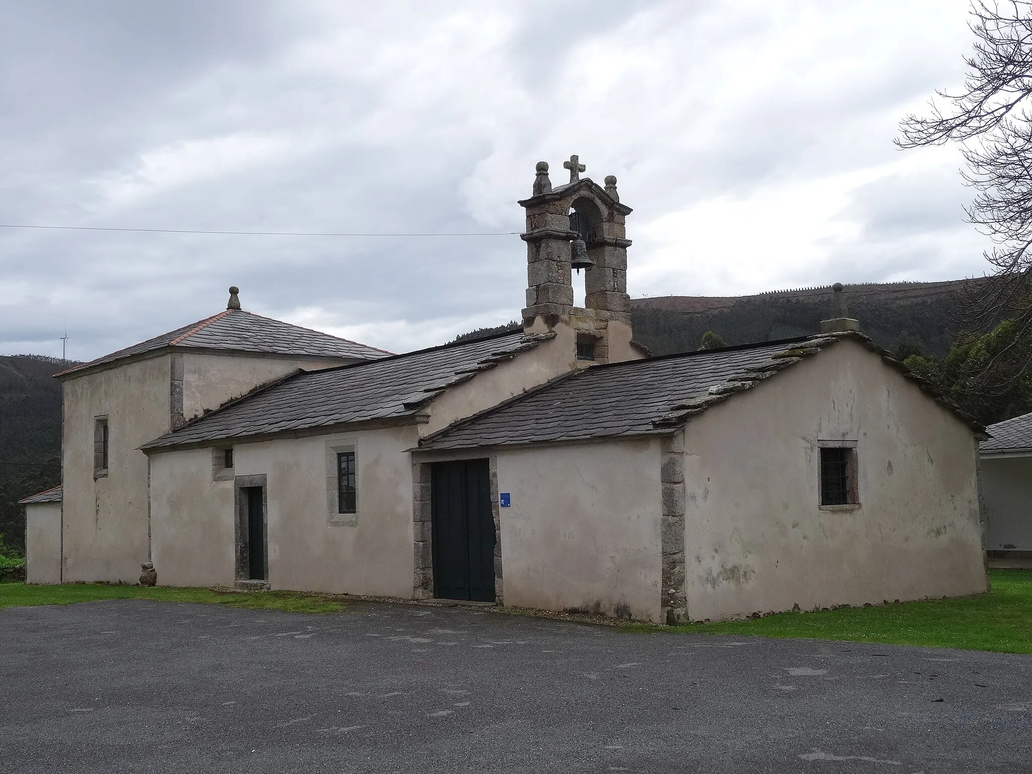 Photo showing: Igrexa parroquial de Santa María de Rúa, Cervo, Lugo. Conserva o trazado orixinal do século XI. Rematada co pórtico e o campanario no século XVIII. Está situada nun castro e conserva unha porta renacentista no lado do cemiterio. Ten un retablo rococó de moi boa traza e policromía con imaxes de excelente calidade. A Candelaria, a patroa, é unha peza popular do século XVI.