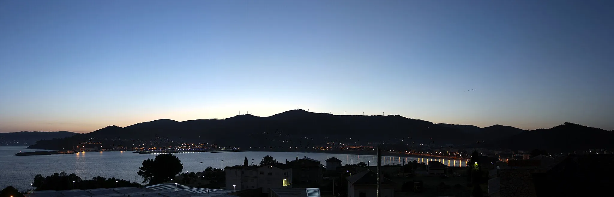 Photo showing: Night panoramic view of Viveiro from Sacido, Galicia, Spain.