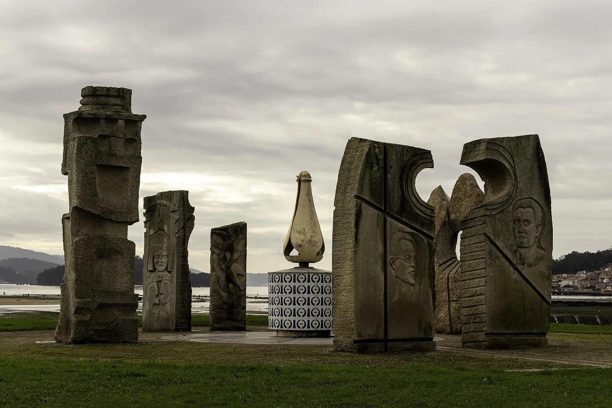 Photo showing: Escultura no Parque da Memoria de Poio.